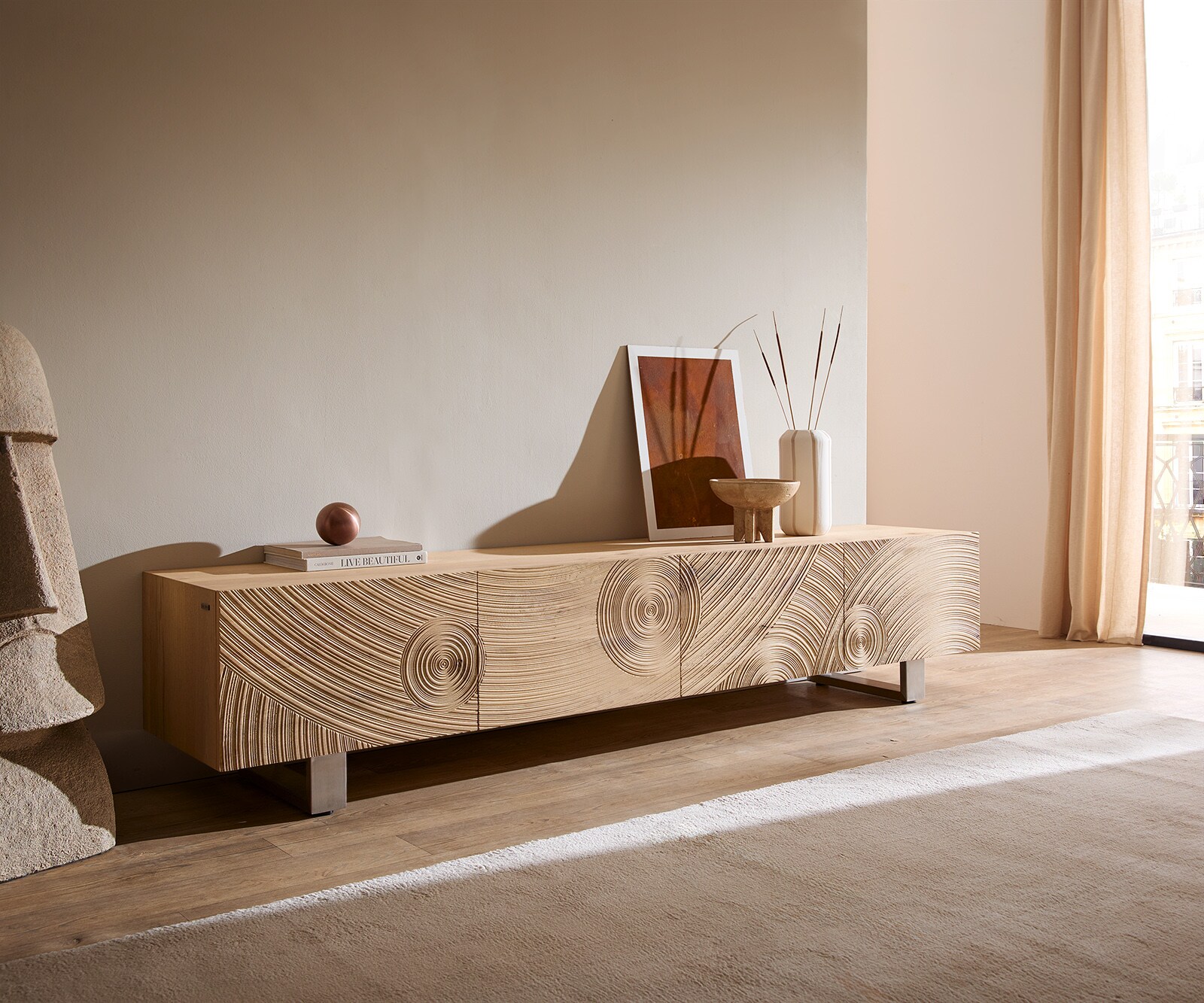 Meuble-TV  Ashara 220 cm chêne naturel effet 3D 4 portes patins en acier inoxydable brossé