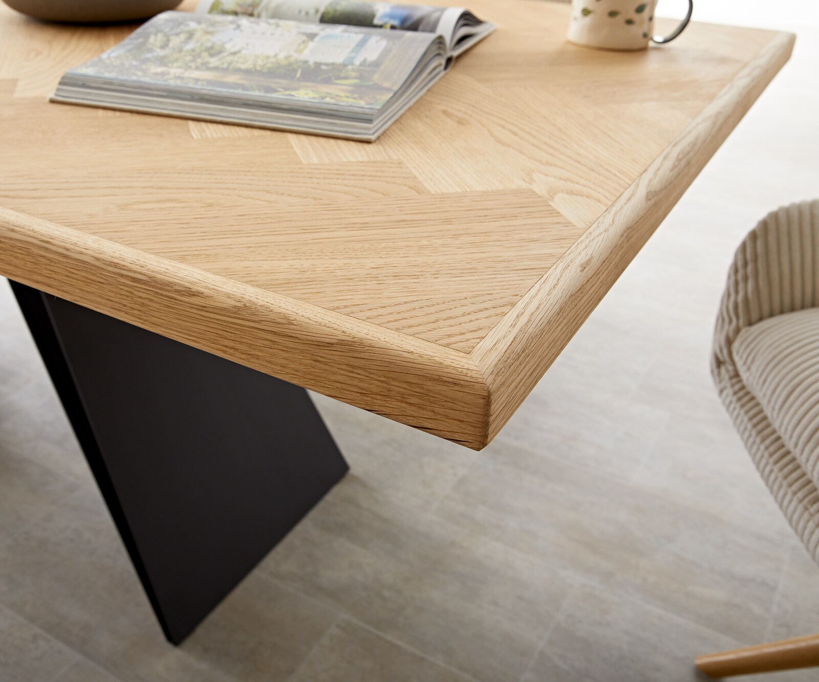Table à manger Edge-pure 200x100 chêne nature Fishbone cadre en V acier plat noir 2