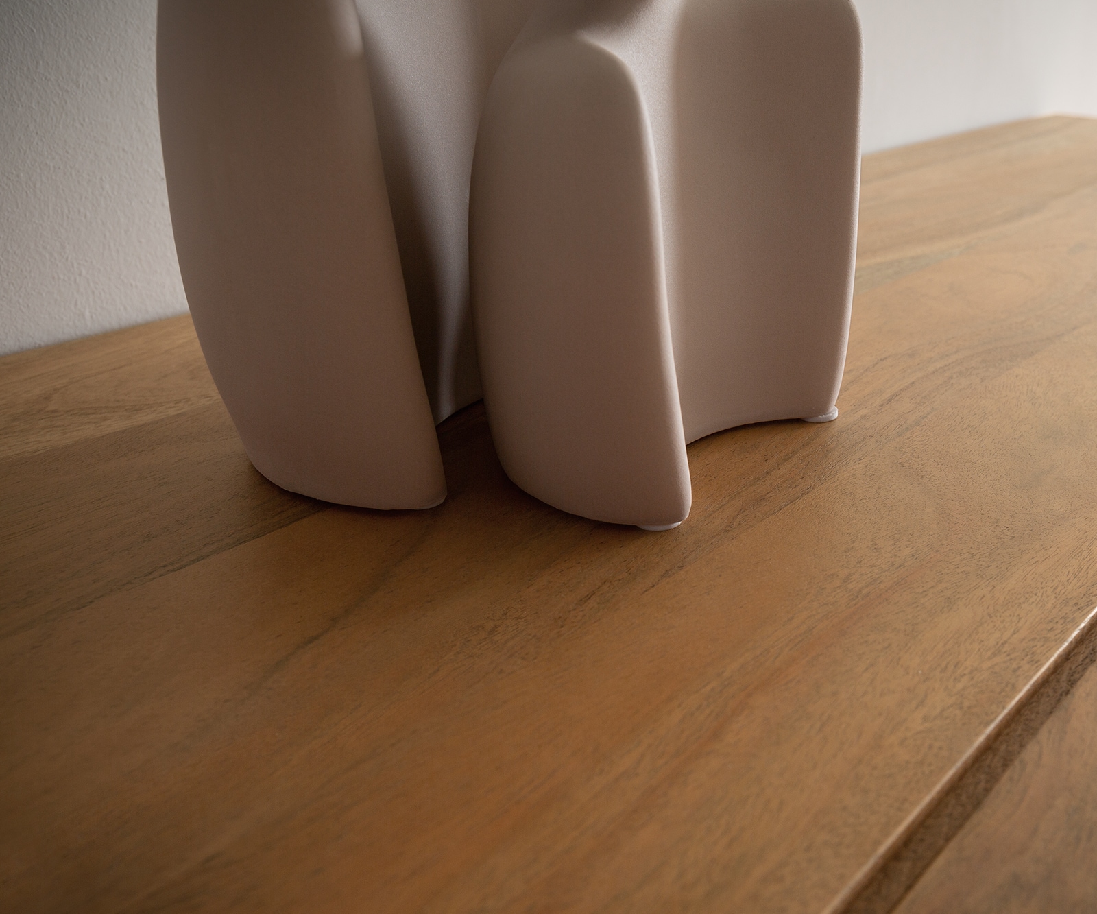 Buffet-haut Kayu 115x150 cm acacia naturel 2 portes vitrées pied en V 3 Buffet-haut Kayu 115x150 cm acacia naturel 2 portes vitrées pied en V 3