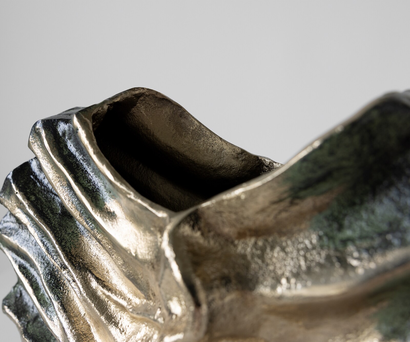 Vase Nerina l47 x P18 x H42 cm Aluminium Verde Antico Fait main 5