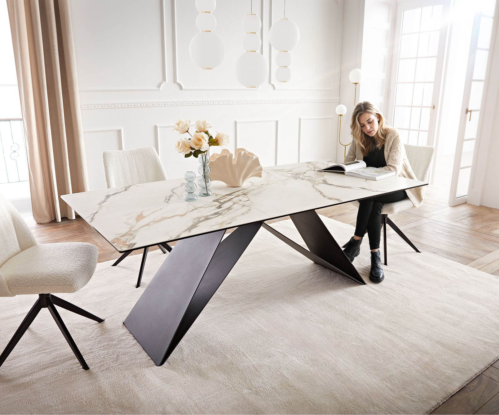 Table à manger Edge 200x100 céramique Calacatta Luxe blanc-doré-gris cadre en V acier plat noir 1