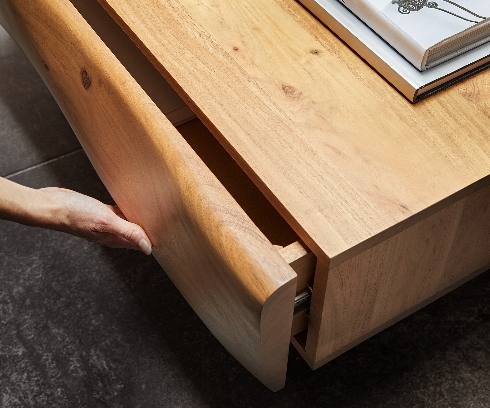 Table-basse New Live-Edge 80x60 cm acacia naturel 2 tiroirs pied acrylique 4