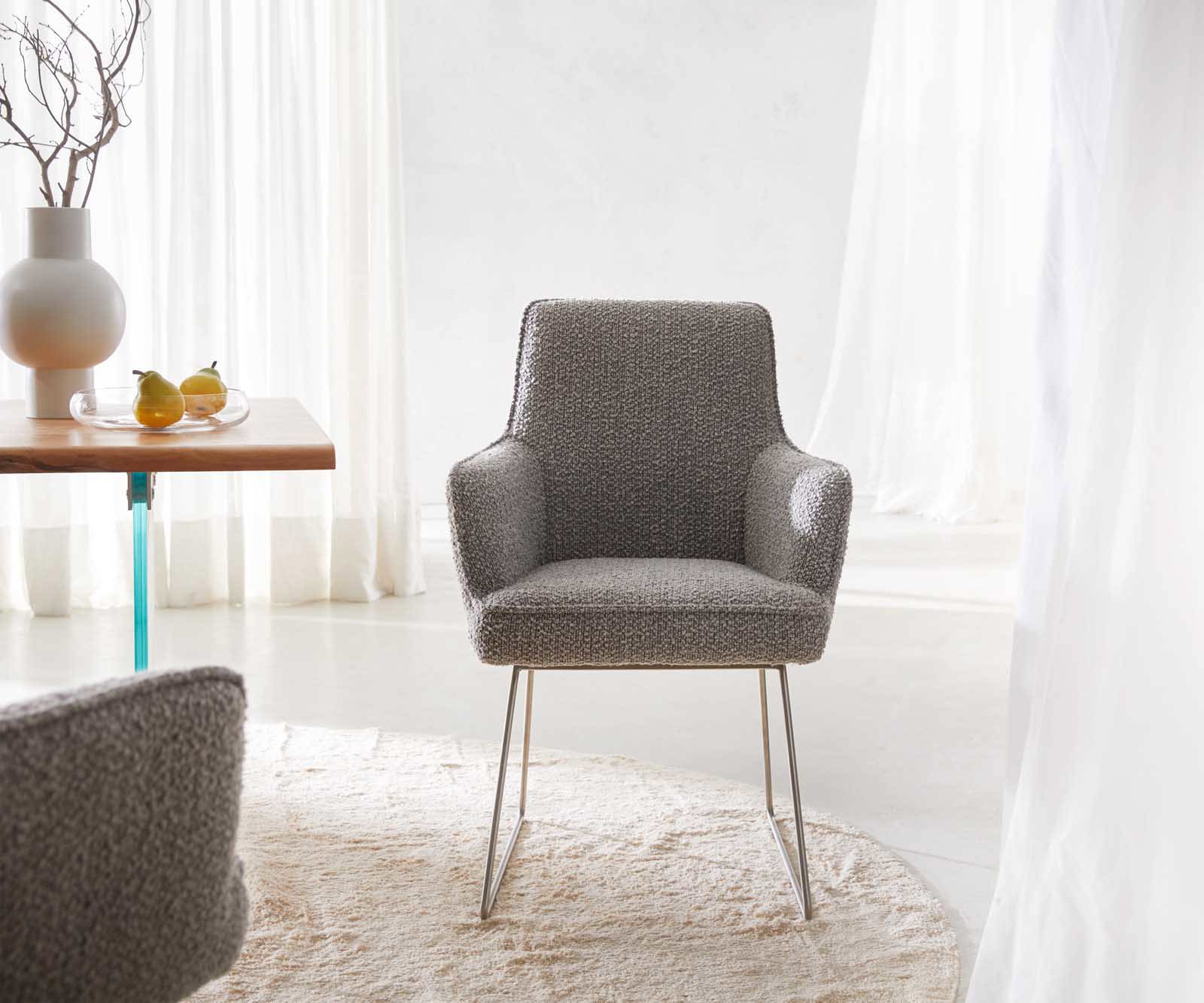 Chaise-de-salle-à-manger Heira-Flex avec accoudoirs bouclé gris argenté pied trapèze acier inoxydable brossé ressorts ensachés 1 Chaise-de-salle-à-manger Heira-Flex avec accoudoirs bouclé gris argenté pied trapèze acier inoxydable brossé ressorts ensachés 1