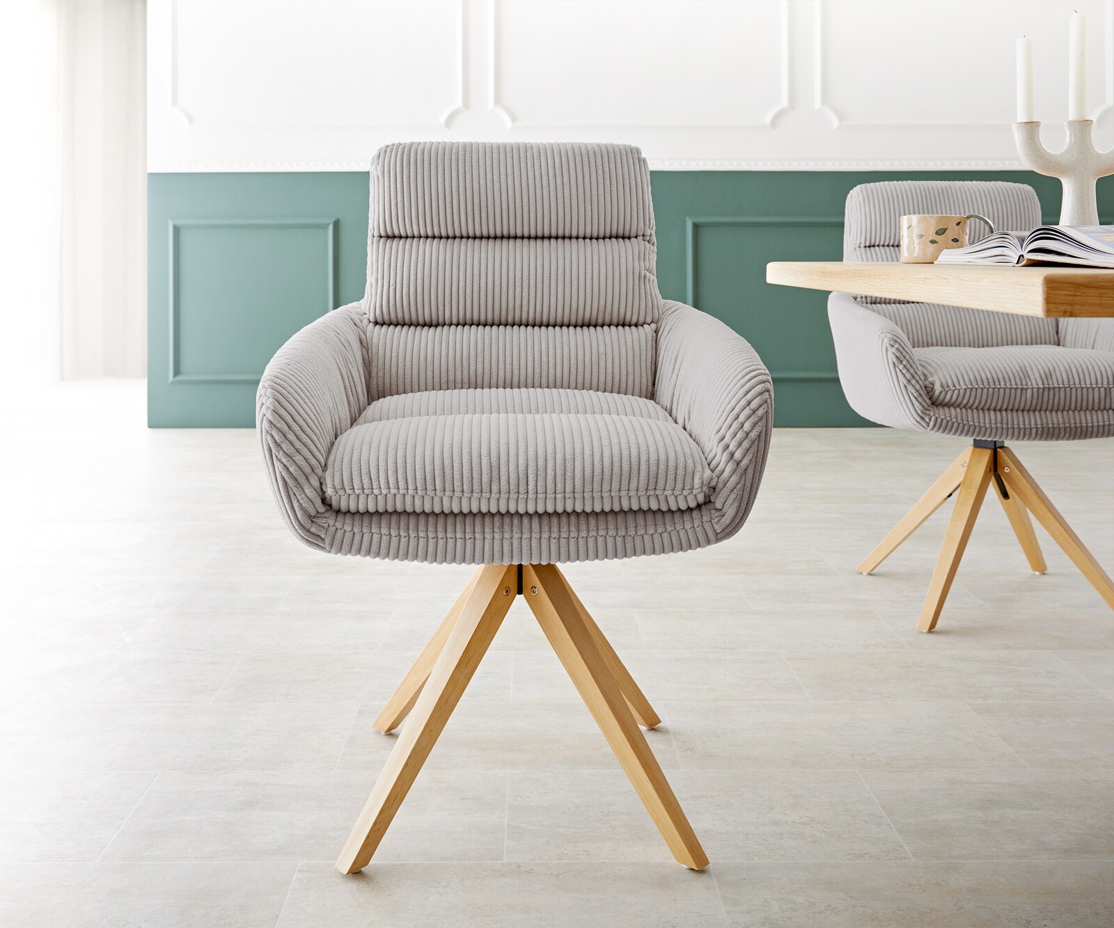 Chaise-de-salle-à-manger Abelia-Flex avec accoudoirs côtelé gris argenté pied en bois angulaire naturel 1 Chaise-de-salle-à-manger Abelia-Flex avec accoudoirs côtelé gris argenté pied en bois angulaire naturel 1