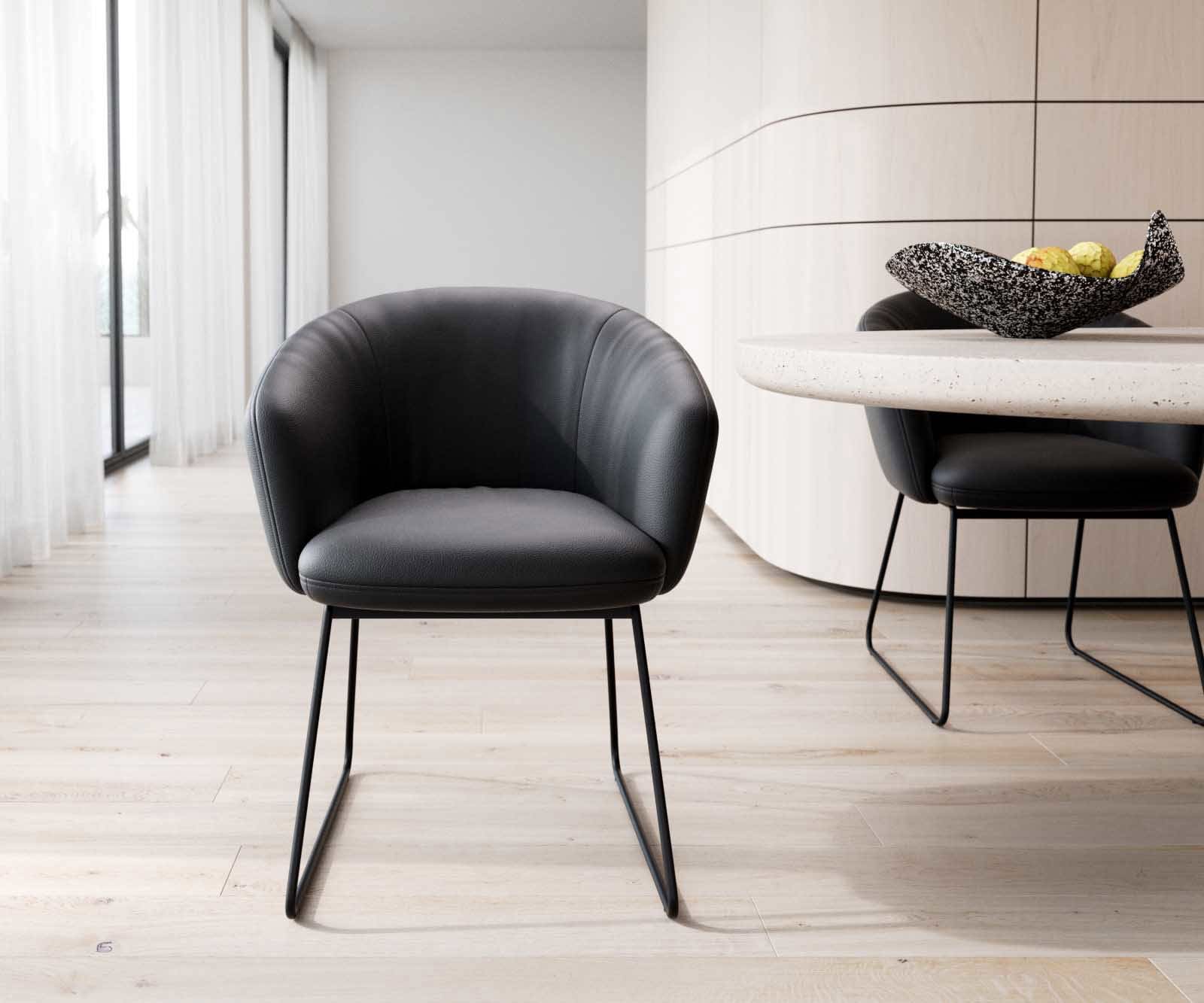 Chaise-de-salle-à-manger Caja-Flex avec accoudoirs cuir de vache noir pied trapèze noir ressorts ensachés 1 Chaise-de-salle-à-manger Caja-Flex avec accoudoirs cuir de vache noir pied trapèze noir ressorts ensachés 1