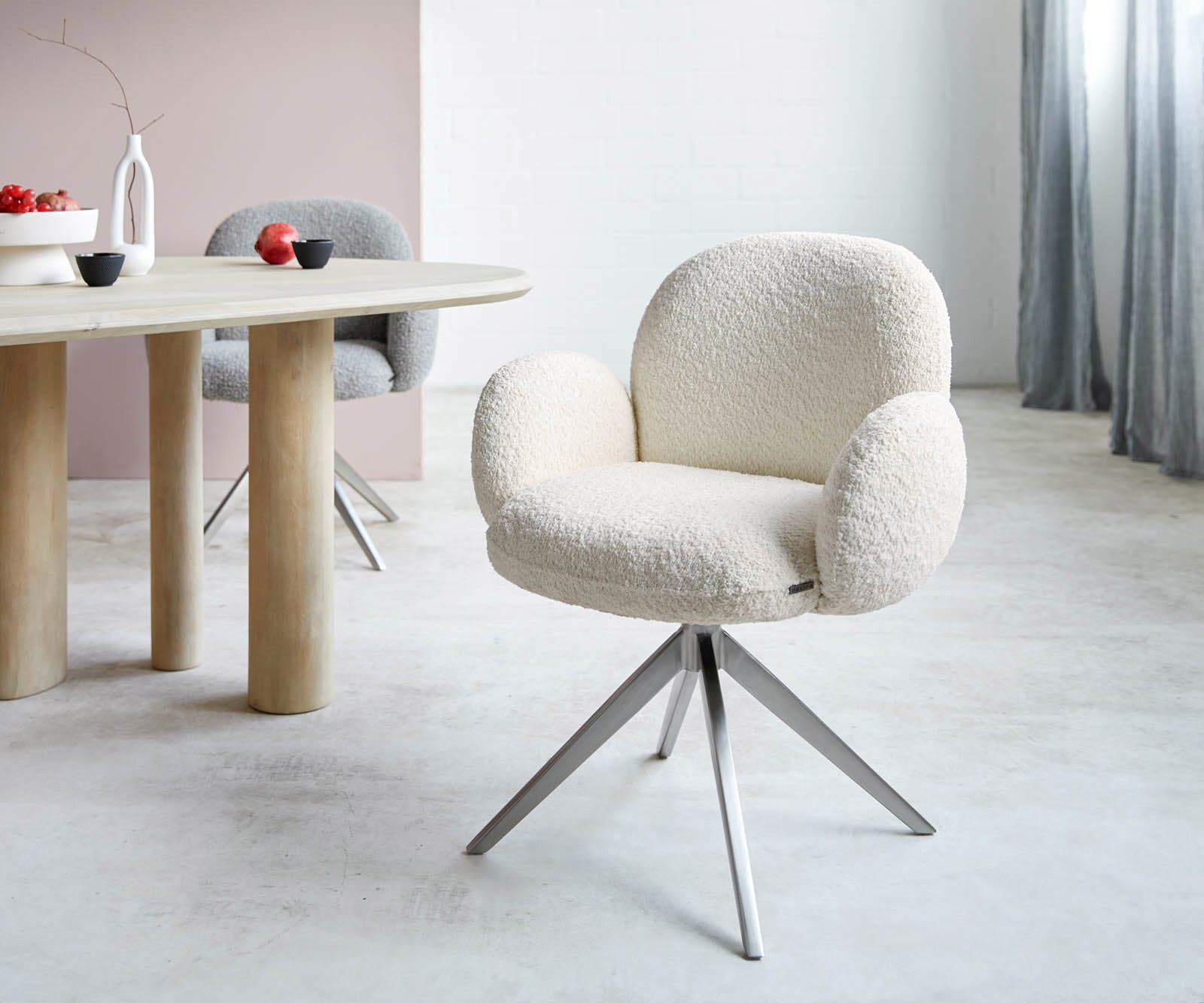 Chaise-pivotante Nube-Flex avec accoudoirs bouclé blanc pied croisé large acier inoxydable brossé pivotement sur 360° ressorts ensachés
