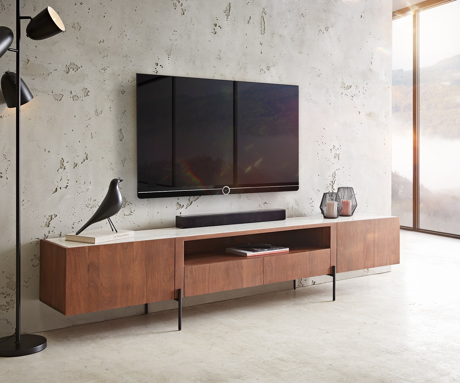Meuble-TV Secara 220 cm acacia marron 2 portes 2 tiroirs marbre pieds noirs 1