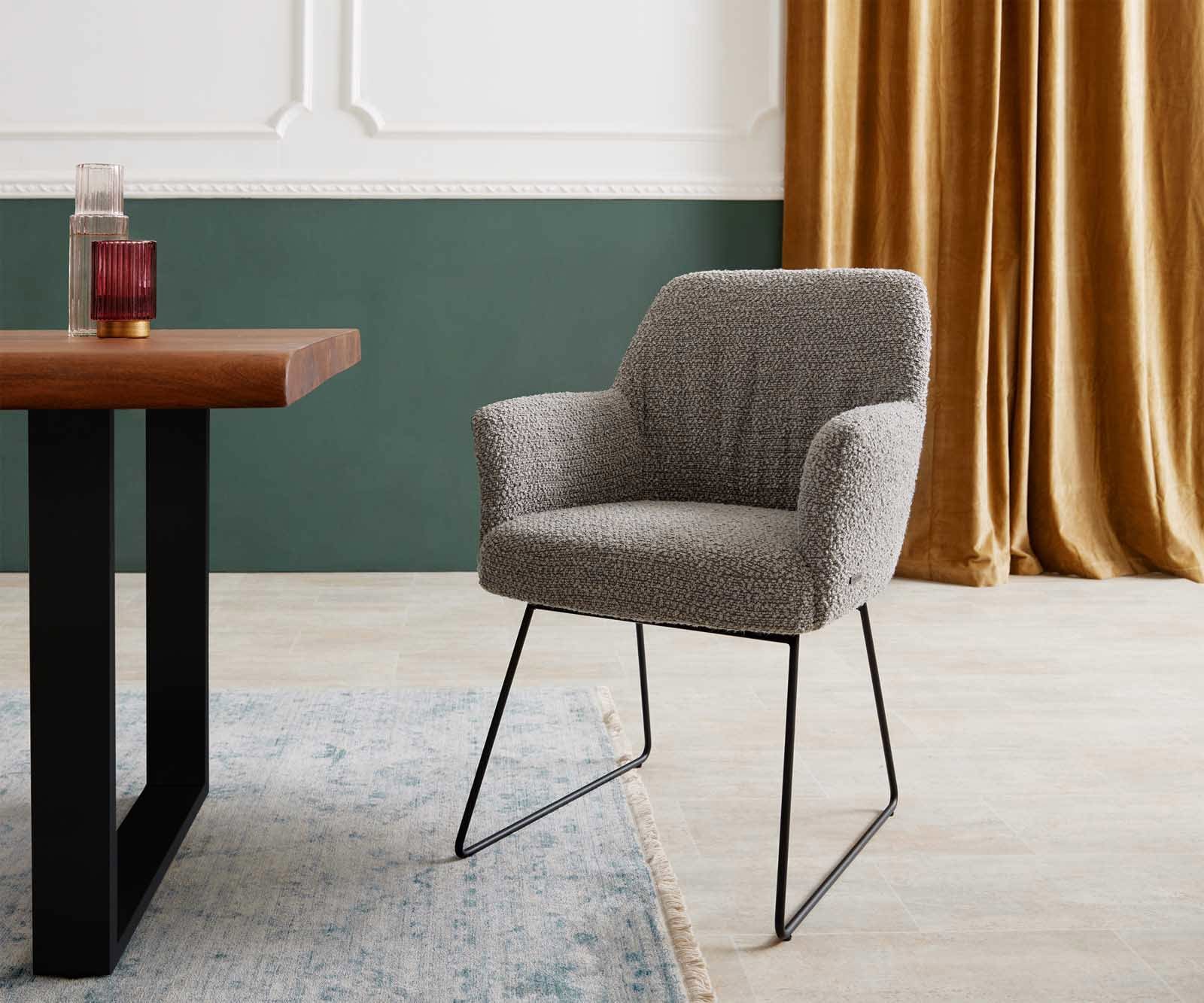 Chaise-de-salle-à-manger Xana-Flex avec accoudoirs bouclé gris argenté pied trapèze noir ressorts ensachés Chaise-de-salle-à-manger Xana-Flex avec accoudoirs bouclé gris argenté pied trapèze noir ressorts ensachés