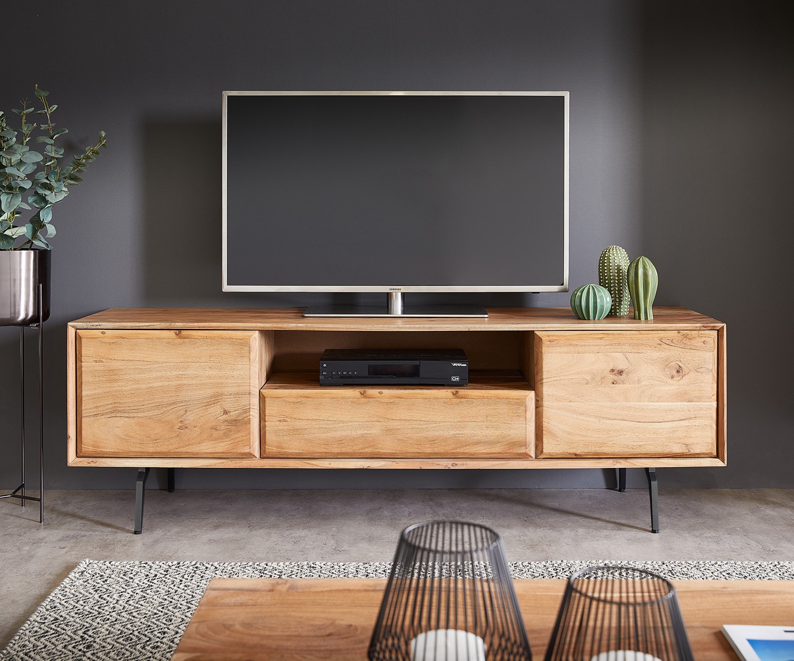 Meuble-TV Shari 160 cm acacia naturel 2 portes 1 tiroir 1 compartiment pied équerre métal noir 1 Meuble-TV Shari 160 cm acacia naturel 2 portes 1 tiroir 1 compartiment pied équerre métal noir 1