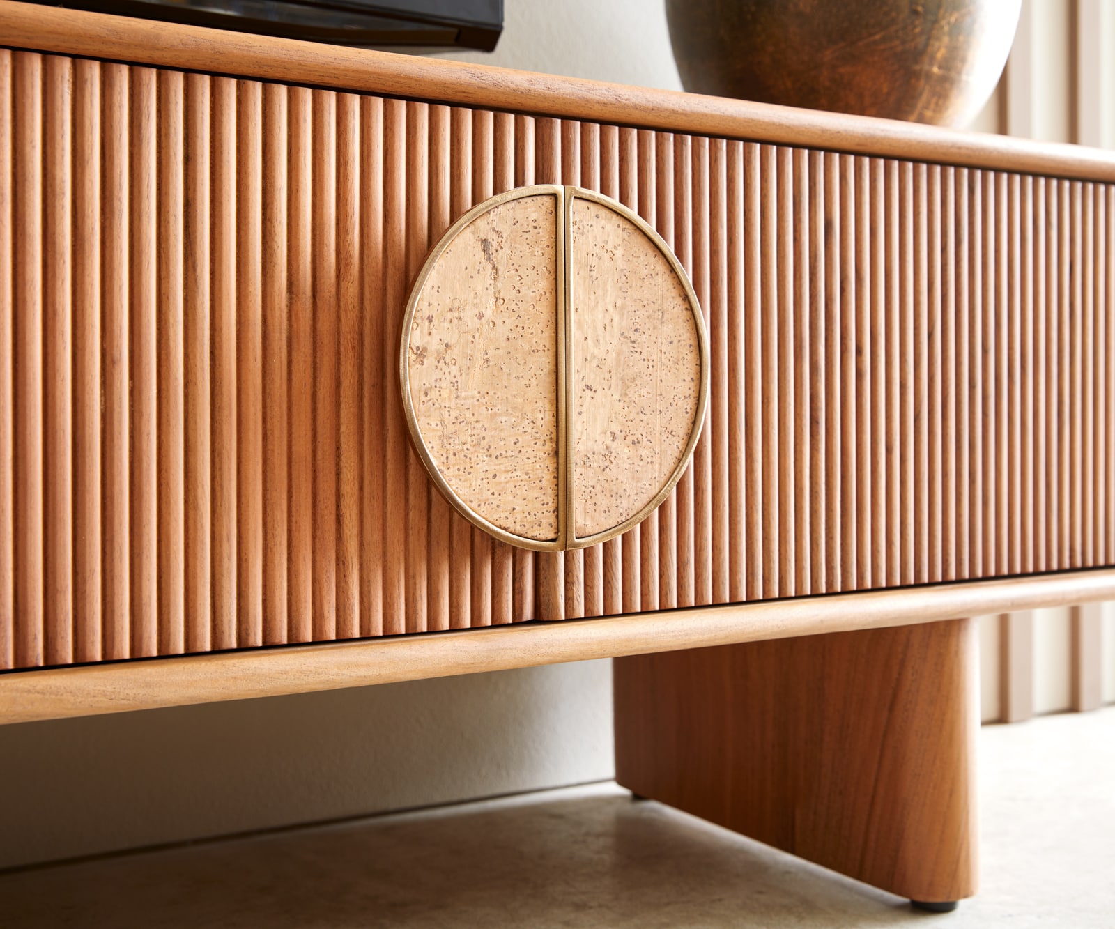 Meuble-TV Surimu 240 cm acacia brun clair 4 portes poignée en liège pieds en bois 4 Meuble-TV Surimu 240 cm acacia brun clair 4 portes poignée en liège pieds en bois 4