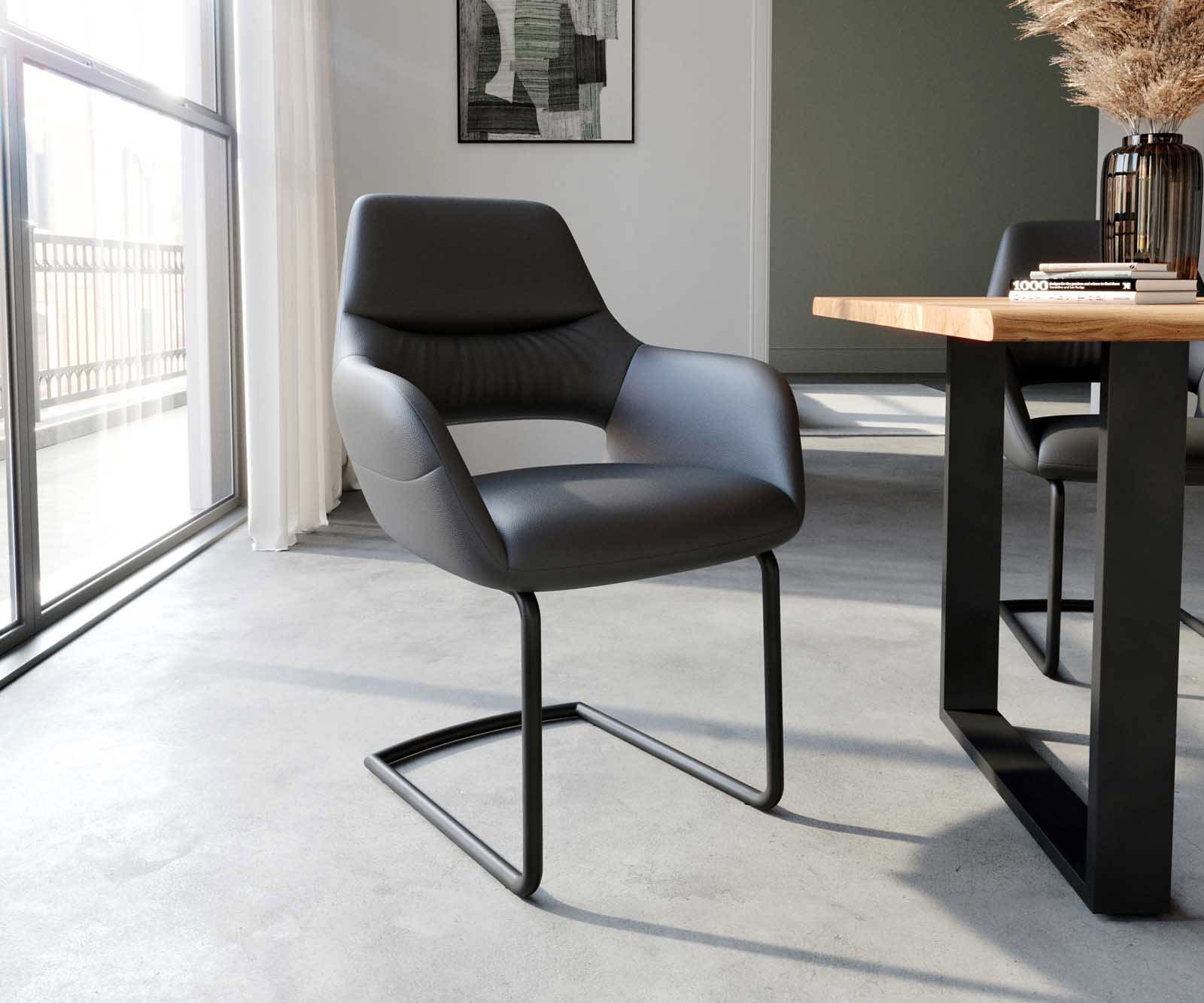 Cantilever Yago-Flex avec accoudoirs cuir de vache noir pied cantilever rond noir ressorts ensachés