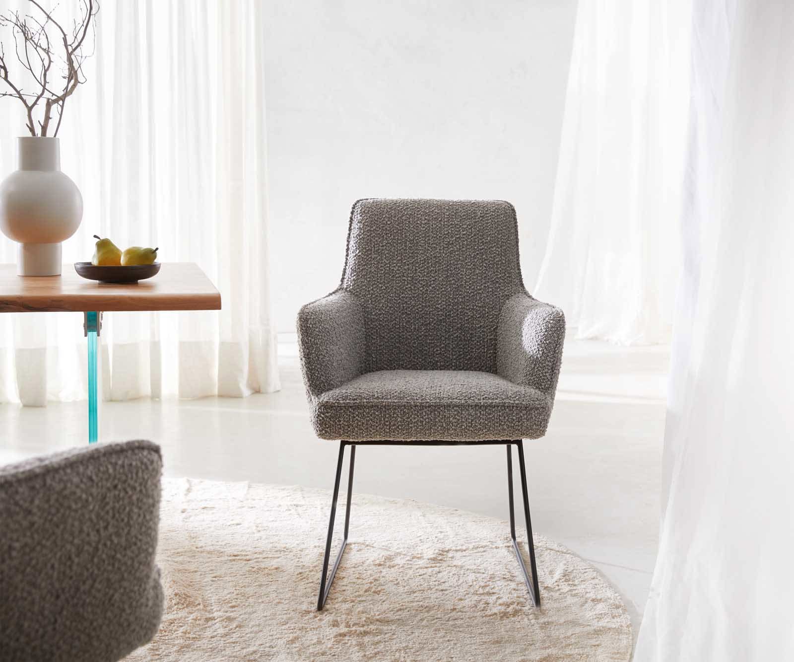 Chaise-de-salle-à-manger Heira-Flex avec accoudoirs bouclé gris argenté pied trapèze noir ressorts ensachés 1 Chaise-de-salle-à-manger Heira-Flex avec accoudoirs bouclé gris argenté pied trapèze noir ressorts ensachés 1