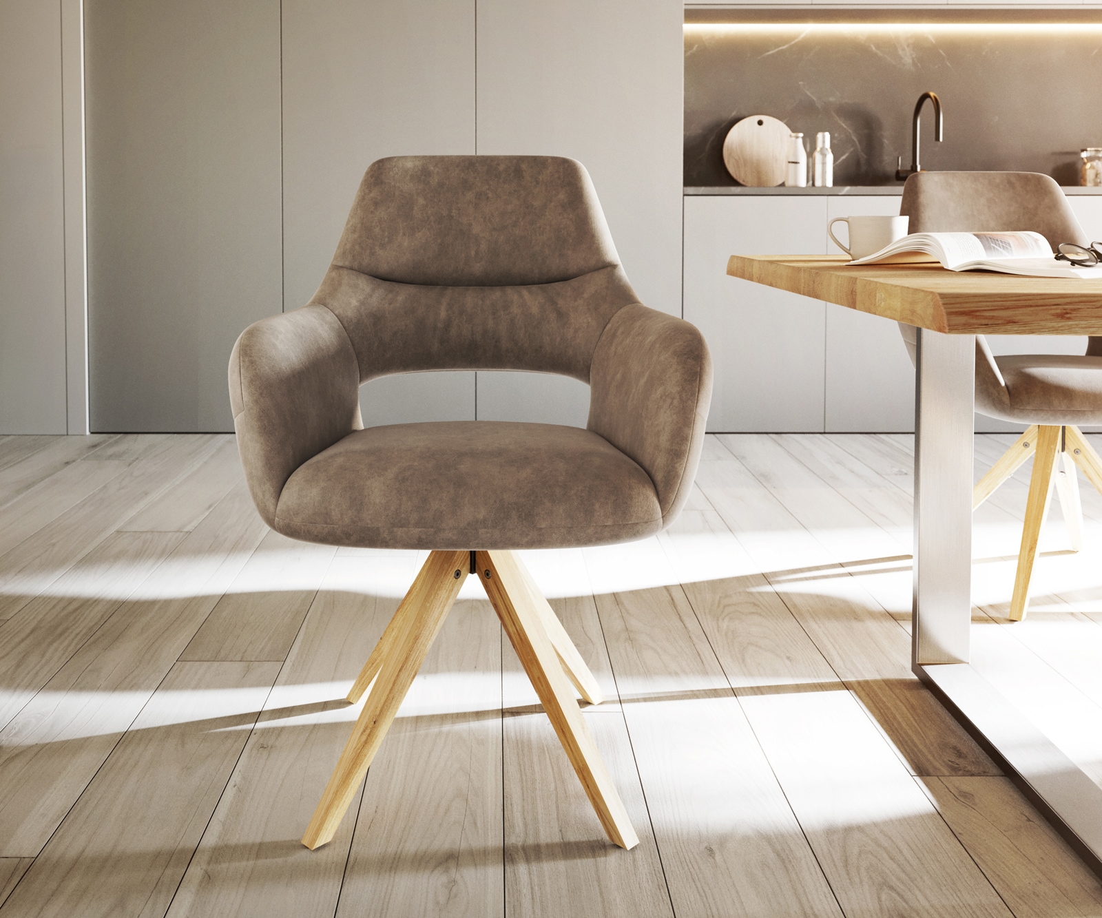 Chaise-de-salle-à-manger Yago-Flex avec accoudoirs microvelours taupe vintage pied en bois angulaire naturel ressorts ensachés 1 Chaise-de-salle-à-manger Yago-Flex avec accoudoirs microvelours taupe vintage pied en bois angulaire naturel ressorts ensachés 1