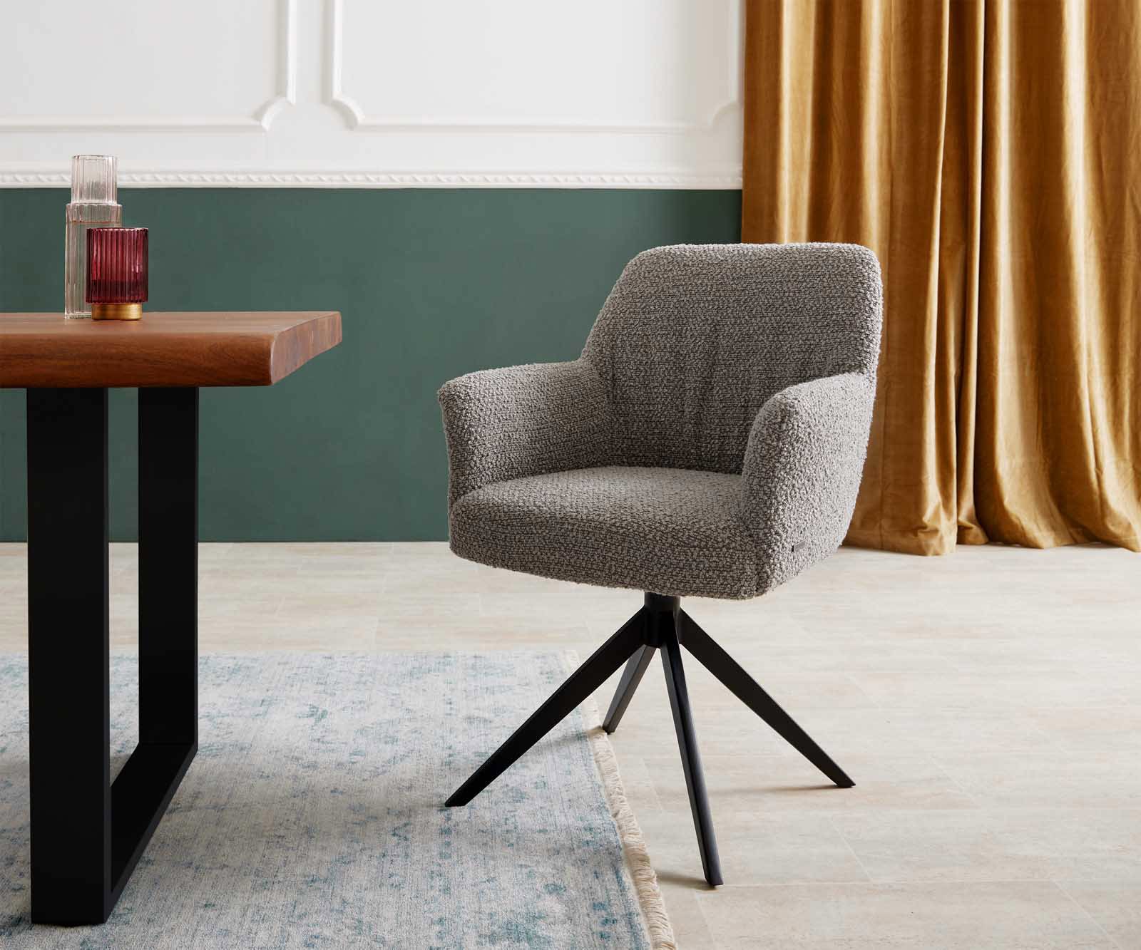 Chaise-pivotante Xana-Flex avec accoudoirs bouclé gris argenté pied croisé large noir pivotement sur 360° ressorts ensachés