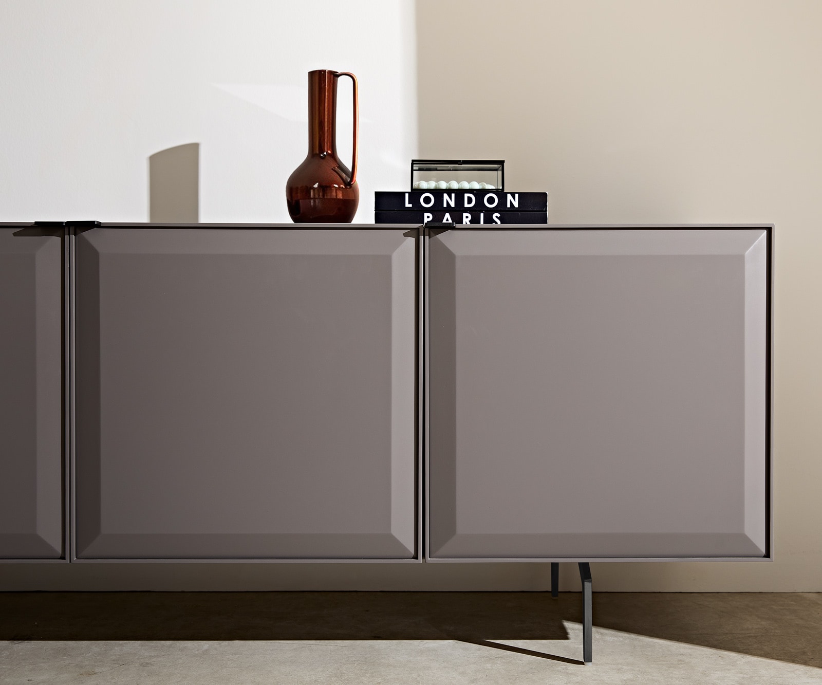 Meuble-TV Marellia 220 cm Gris 3 portes 2 tiroirs Pied équerre métal noir 5