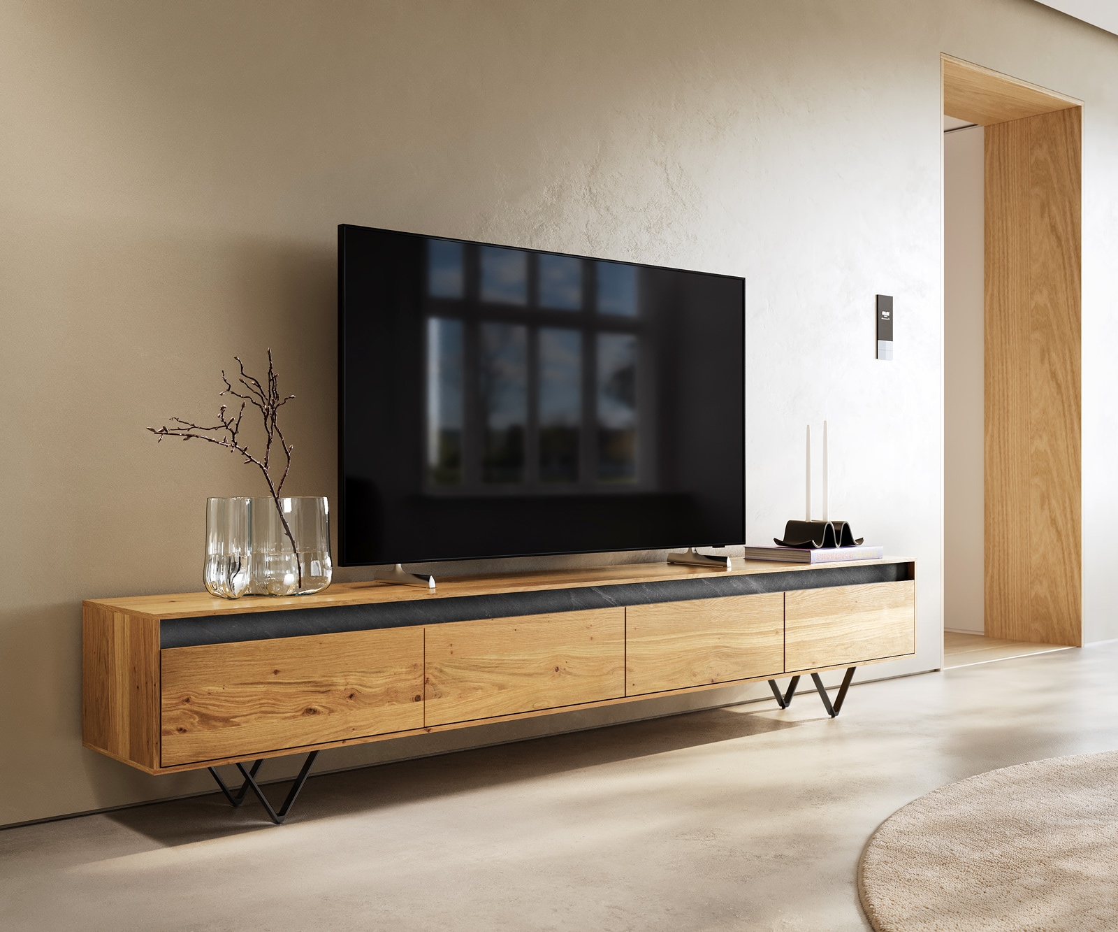 Meuble TV Stonegrace 240 cm chêne naturel 4 portes pied en V métal noir Meuble TV Stonegrace 240 cm chêne naturel 4 portes pied en V métal noir