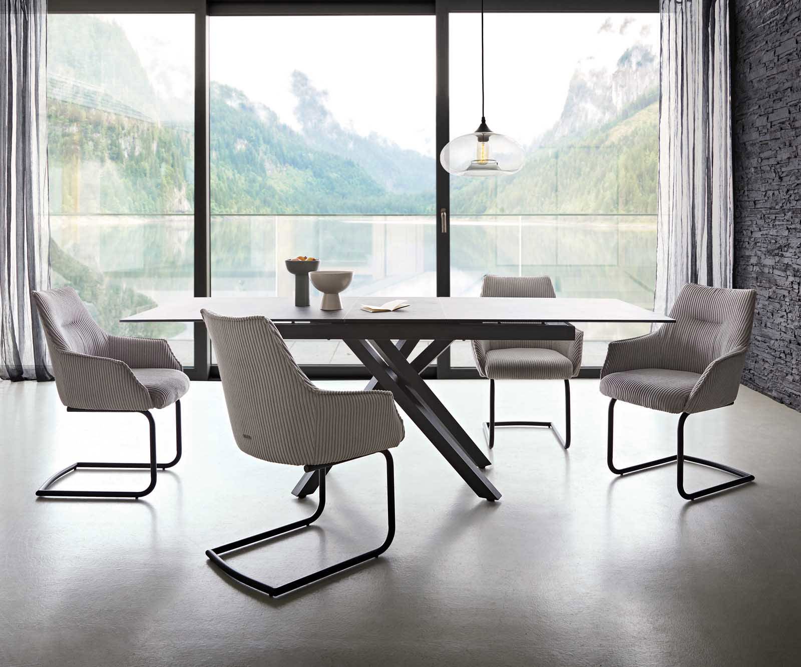 Cantilever Alja-Flex avec accoudoirs côtelé gris argenté pied cantilever rond noir ressorts ensachés 3 Cantilever Alja-Flex avec accoudoirs côtelé gris argenté pied cantilever rond noir ressorts ensachés 3