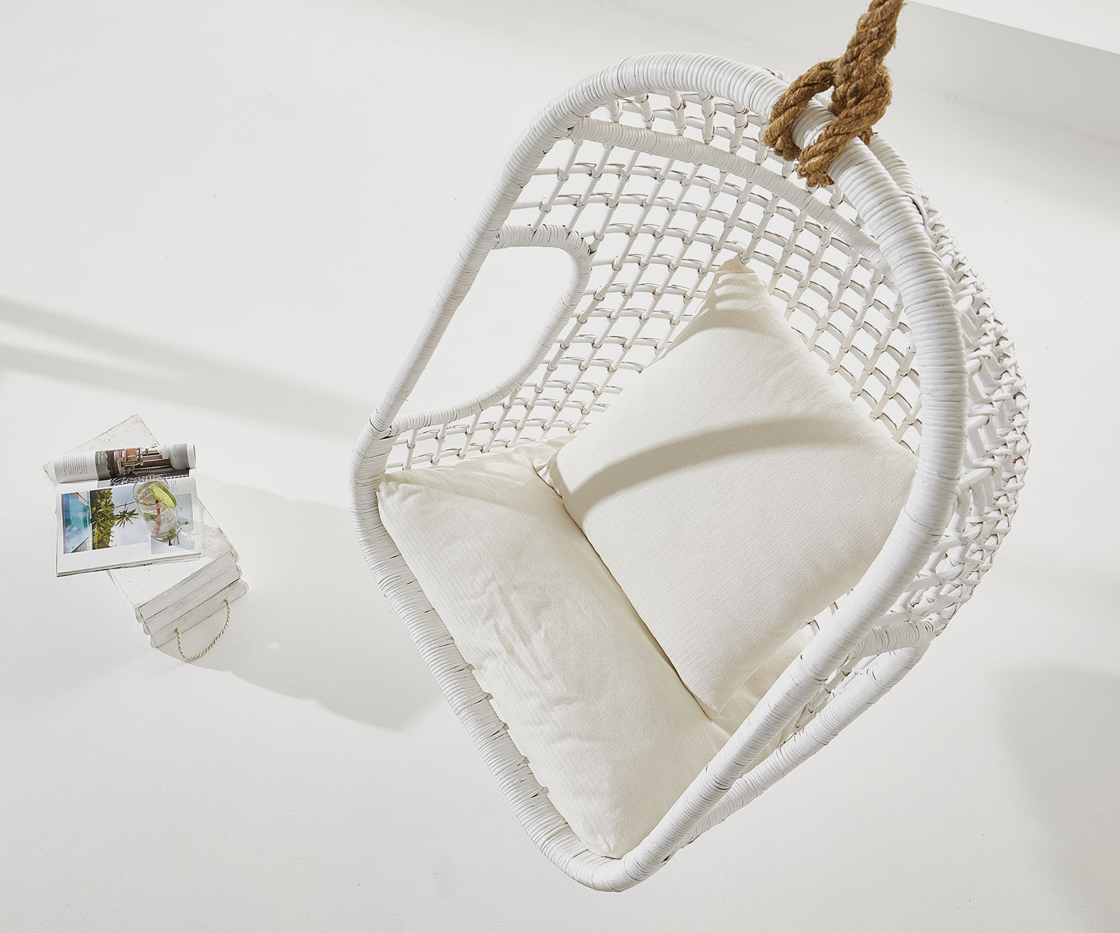 Chaise-à-suspension Edessa avec coussins rotin blanc 3 Chaise-à-suspension Edessa avec coussins rotin blanc 3