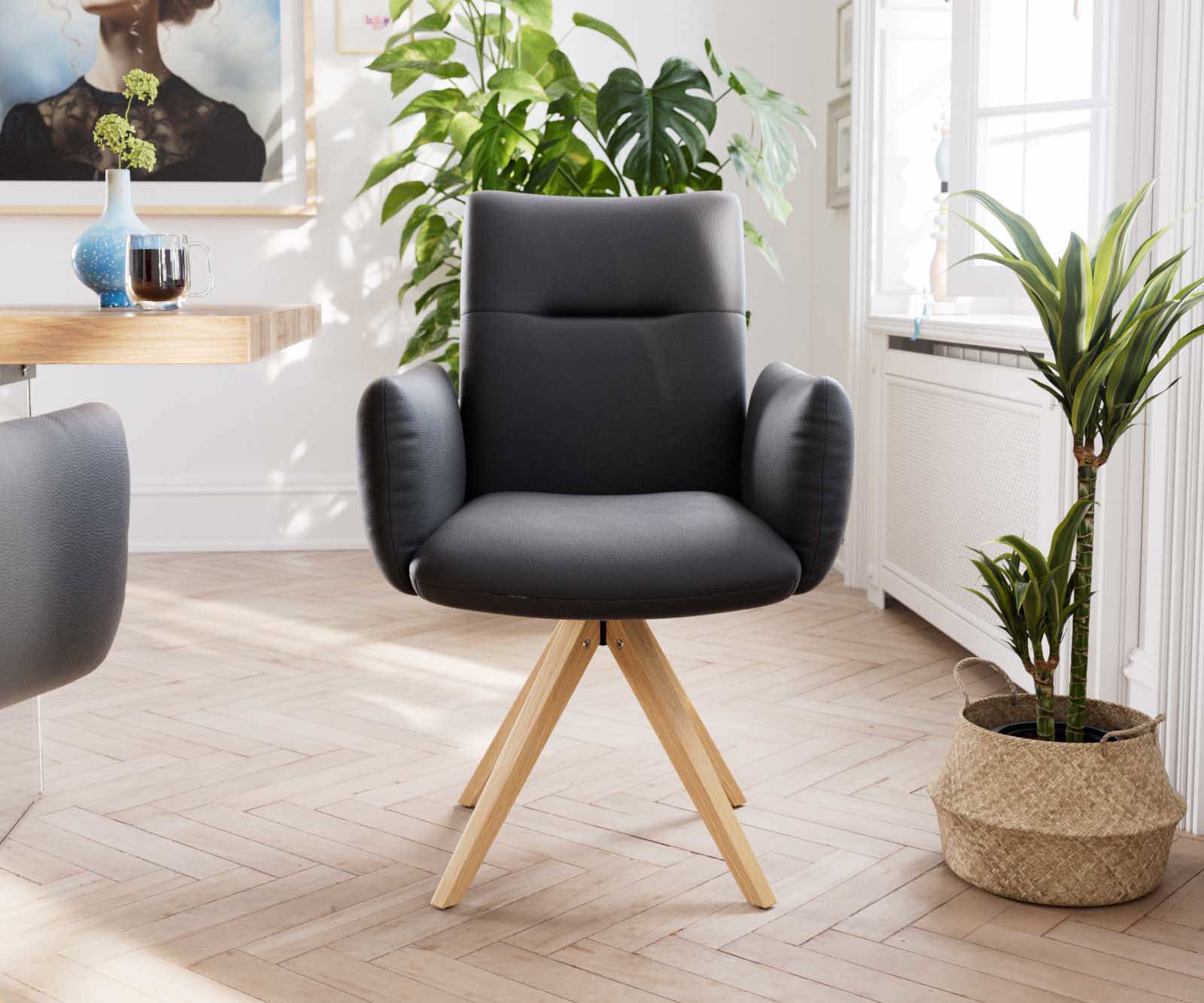Chaise-pivotante Jova-Flex avec accoudoirs cuir de vache noir pied en bois angulaire naturel pivotement sur 180° ressorts ensachés 1 Chaise-pivotante Jova-Flex avec accoudoirs cuir de vache noir pied en bois angulaire naturel pivotement sur 180° ressorts ensachés 1