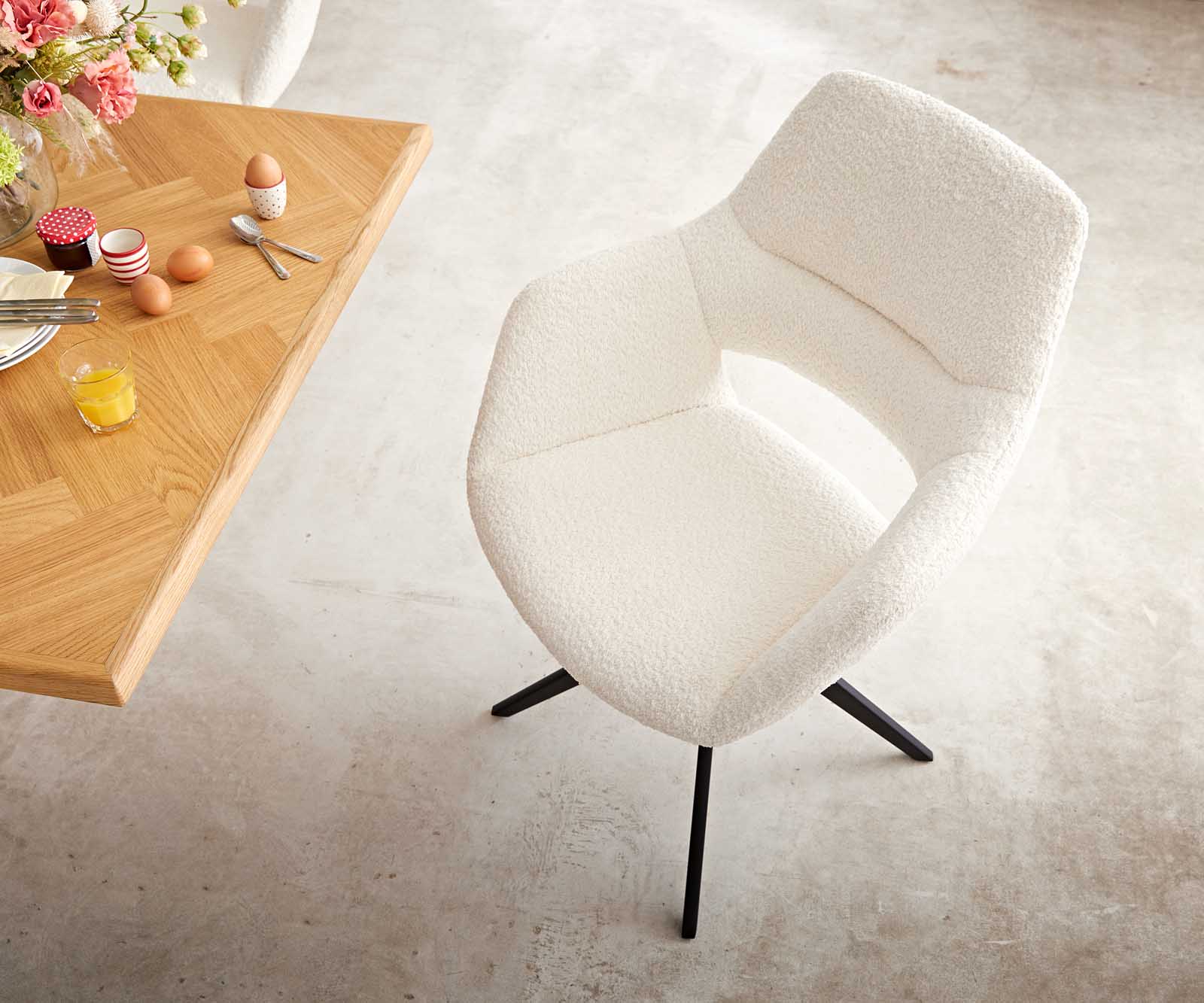 Chaise-pivotante Yago-Flex XL avec accoudoirs bouclé blanc pied croisé large noir pivotement sur 360° 6