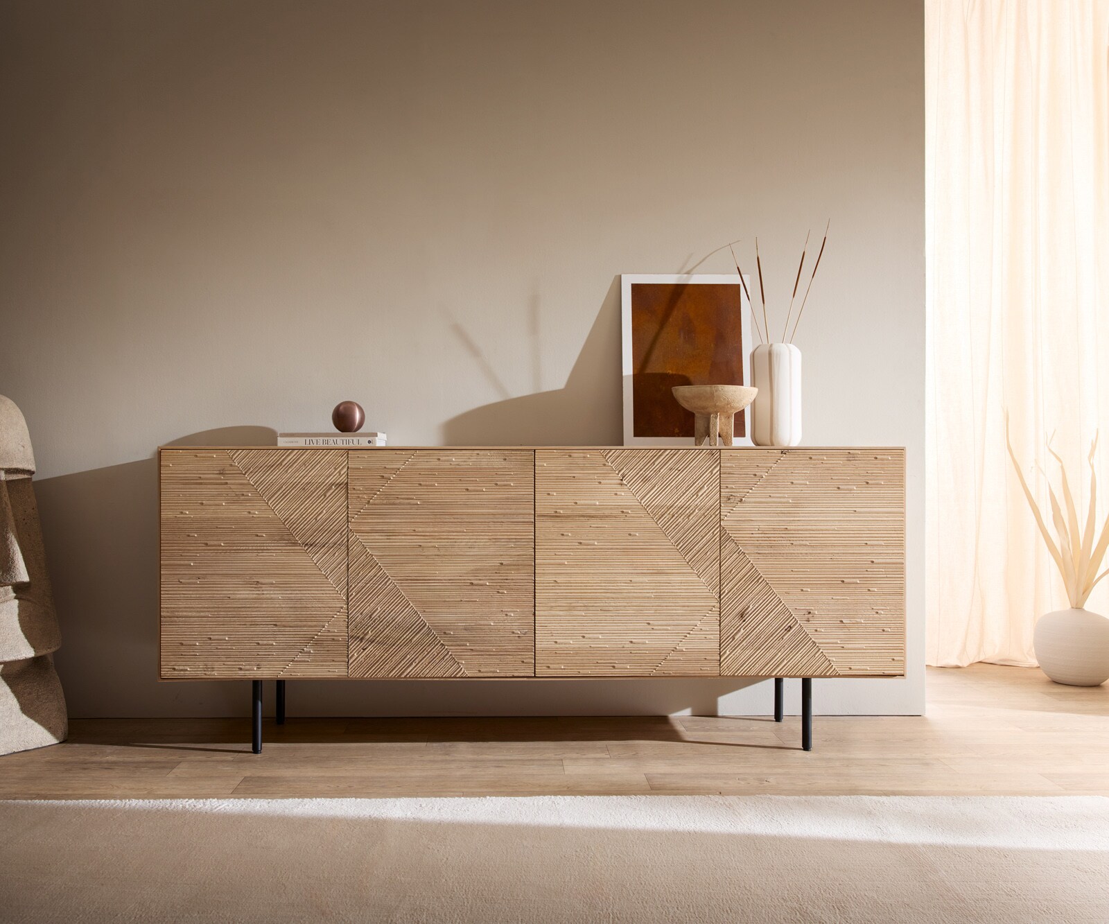 Buffet Tereos 200 cm chêne naturel effet 3D 4 portes pieds ronds métal noir 3