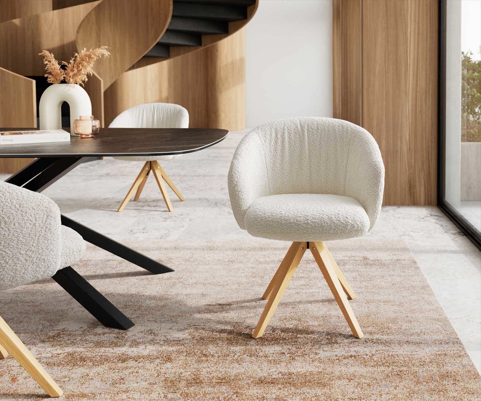Chaise-pivotante Caja-Flex avec accoudoirs bouclé blanc pied en bois angulaire naturel pivotement sur 180° ressorts ensachés 1 Chaise-pivotante Caja-Flex avec accoudoirs bouclé blanc pied en bois angulaire naturel pivotement sur 180° ressorts ensachés 1