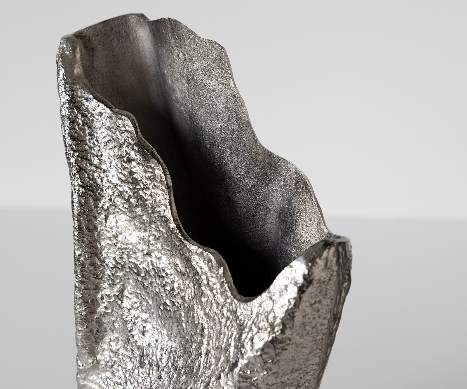 Vase Cavira l29 x P16 x H48 cm Aluminium Platin Fait main 4