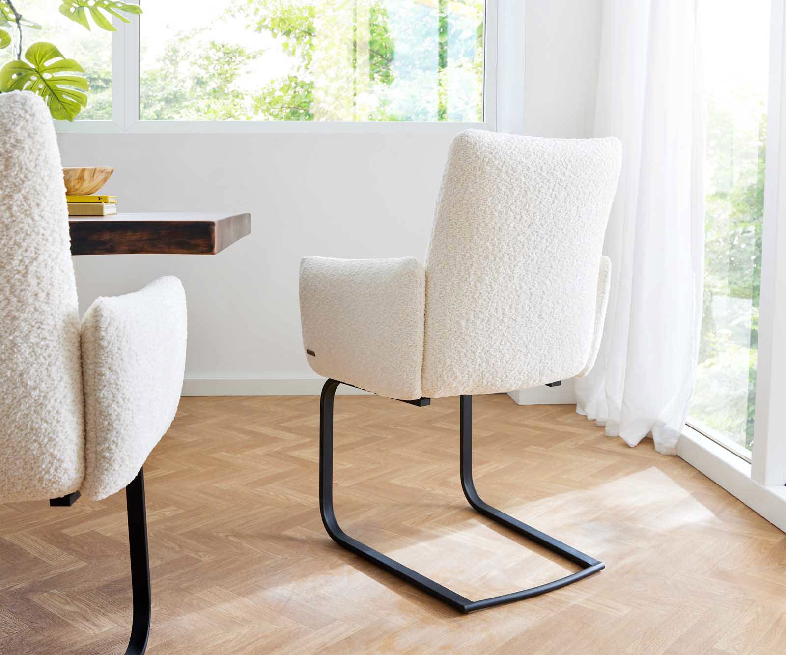 Cantilever Jova-Flex avec accoudoirs bouclé blanc pied cantilever plat noir ressorts ensachés 4 Cantilever Jova-Flex avec accoudoirs bouclé blanc pied cantilever plat noir ressorts ensachés 4