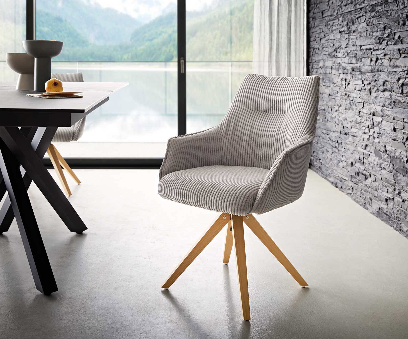 Chaise-pivotante Alja-Flex avec accoudoirs côtelé gris argenté pied en bois angulaire naturel pivotement sur 180° ressorts ensachés