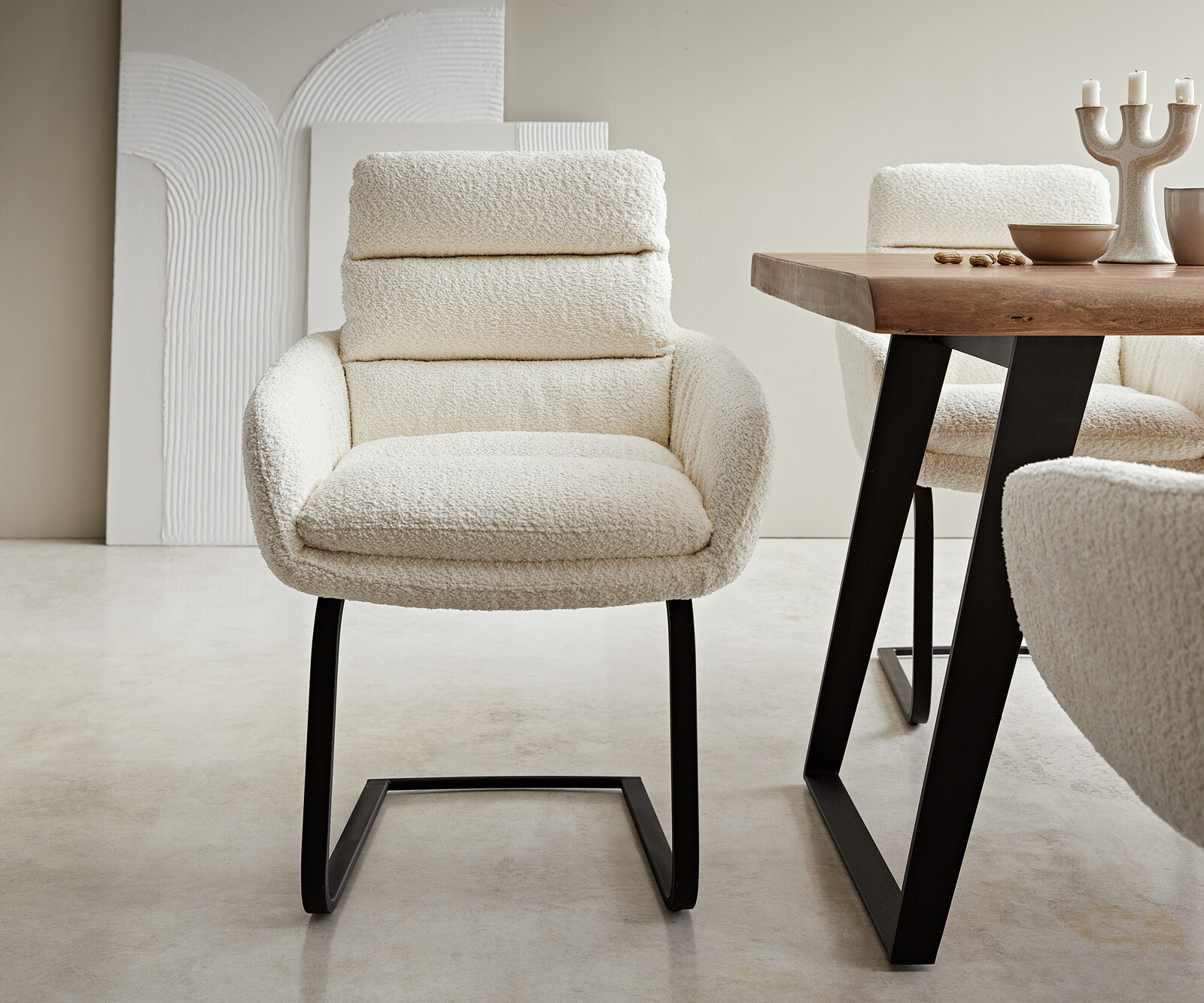 Cantilever Abelia-Flex avec accoudoirs bouclé blanc pied cantilever plat noir 1 Cantilever Abelia-Flex avec accoudoirs bouclé blanc pied cantilever plat noir 1