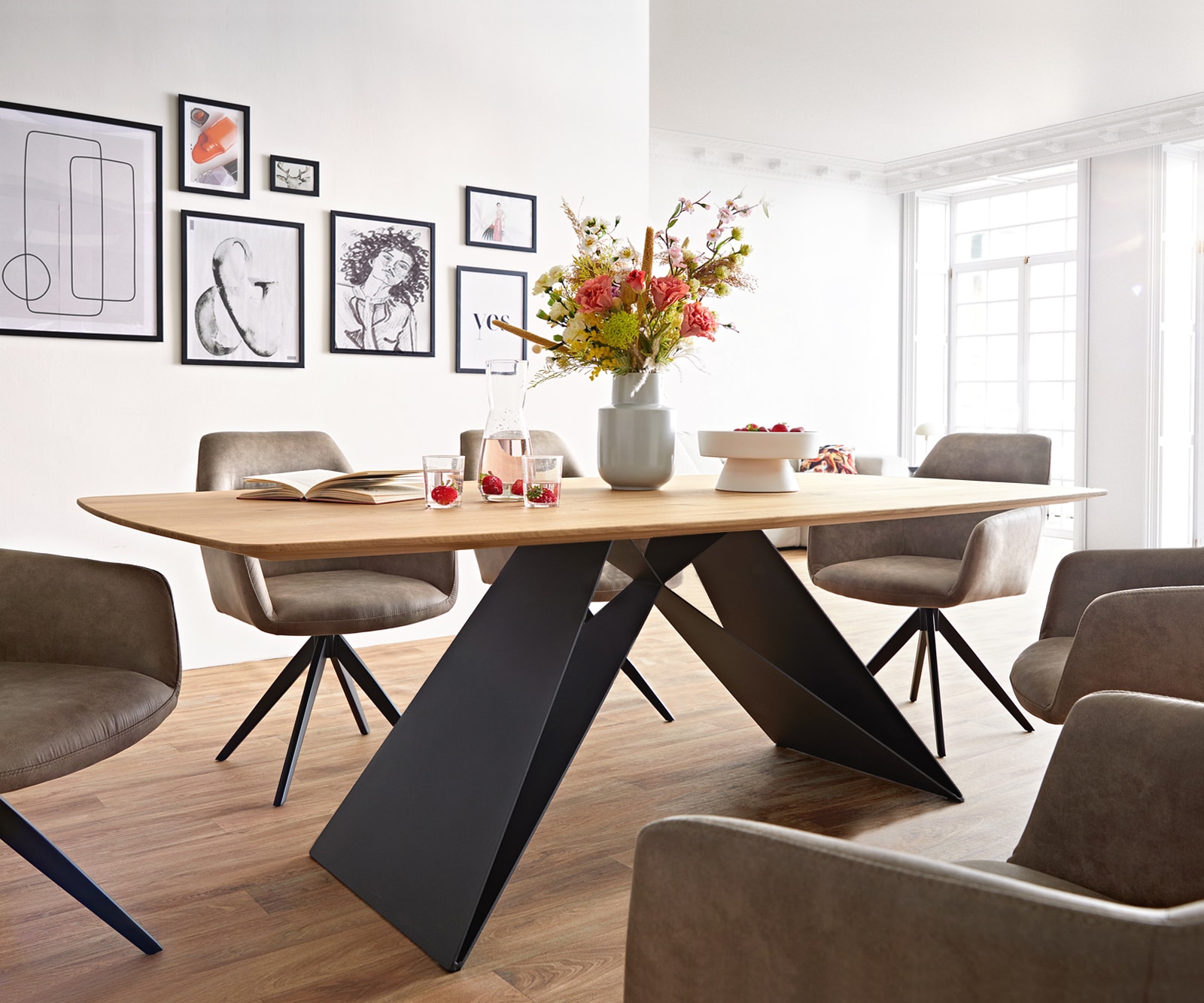 Table à manger Edge Boot 200x100x2,5-3 chêne nature cadre en V acier plat noir bord suisse Table à manger Edge Boot 200x100x2,5-3 chêne nature cadre en V acier plat noir bord suisse