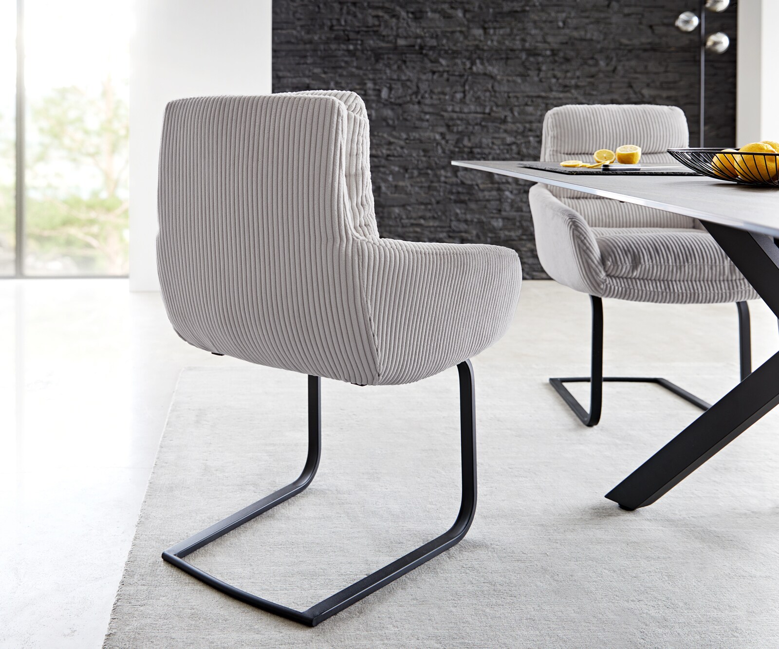 Cantilever Abelia-Flex avec accoudoirs côtelé gris argenté pied cantilever plat noir 4 Cantilever Abelia-Flex avec accoudoirs côtelé gris argenté pied cantilever plat noir 4