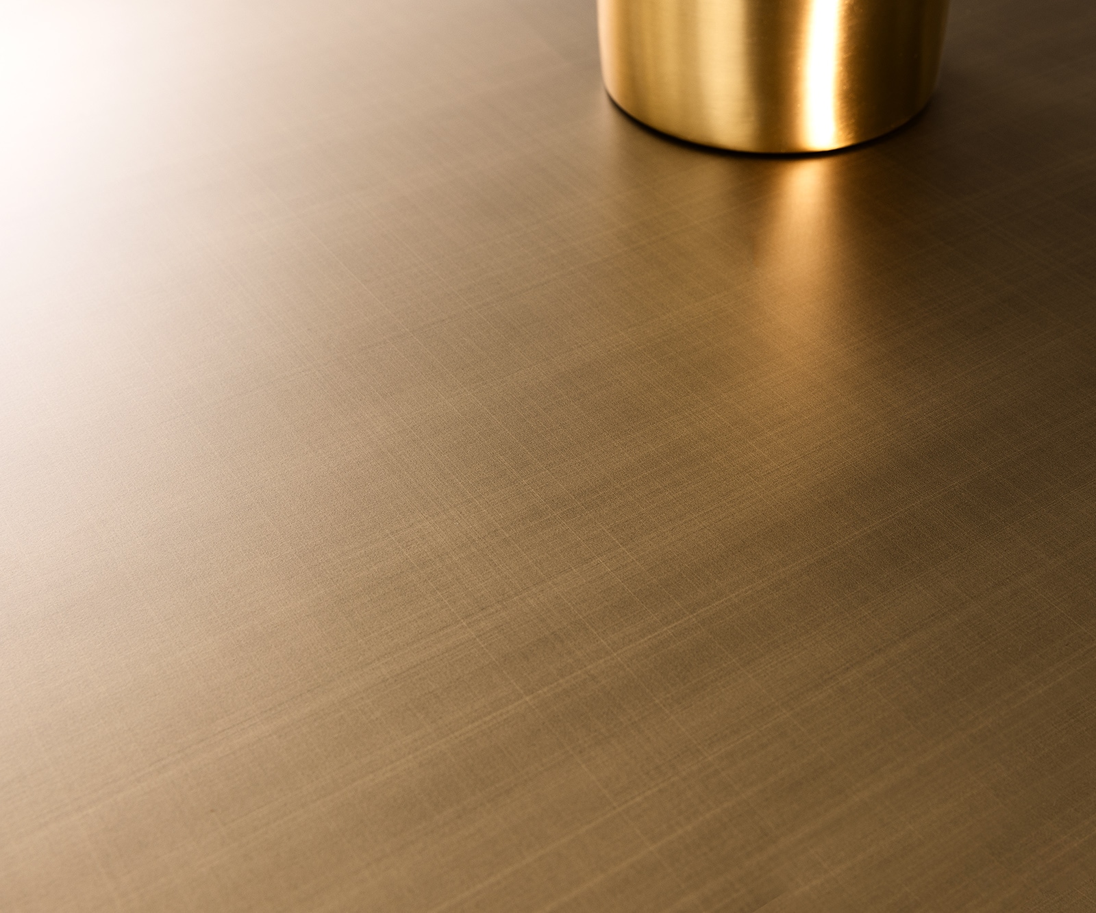 Buffet Aira 200 cm doré métallique 4 portes pied acrylique 3