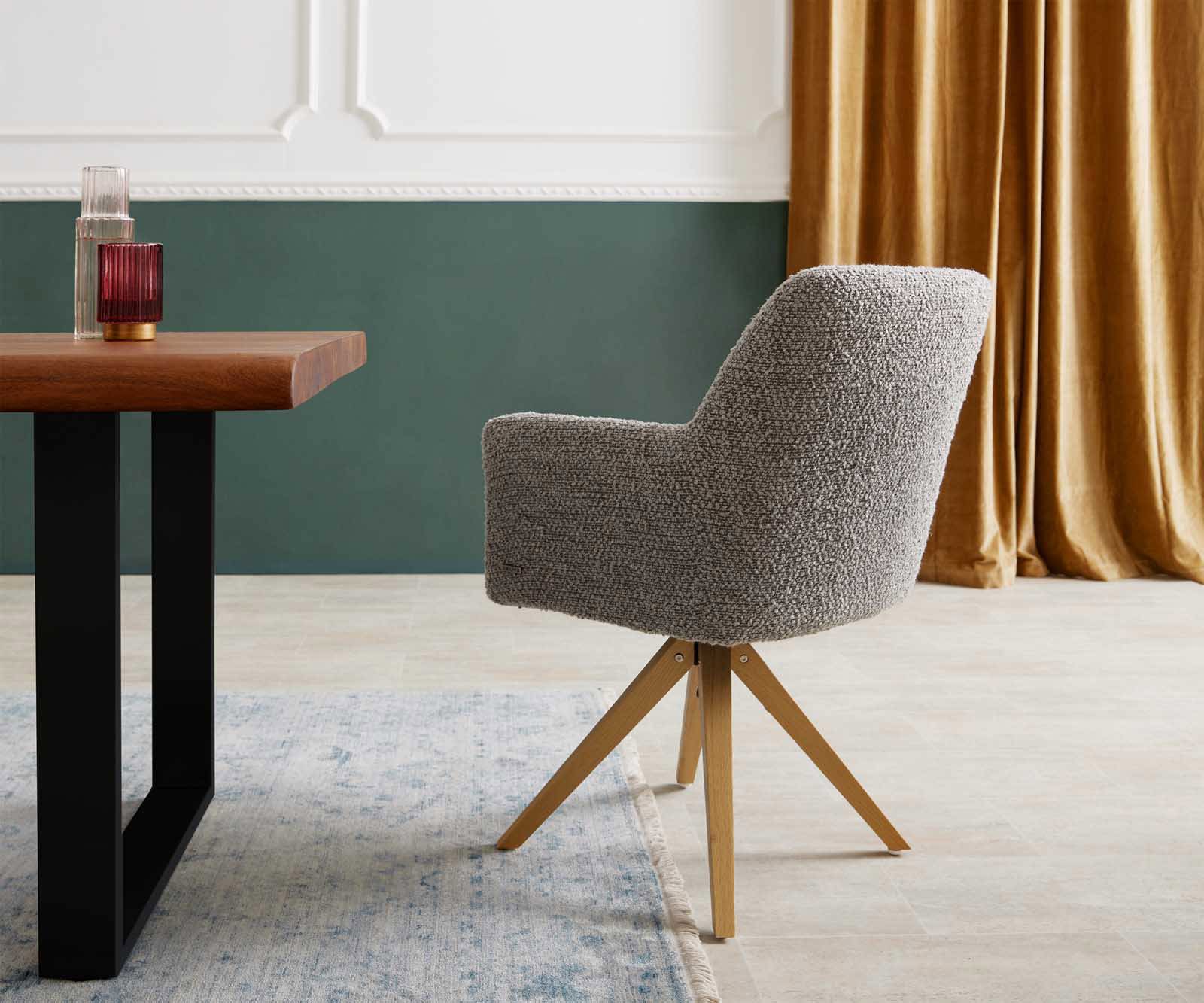 Chaise-pivotante Xana-Flex avec accoudoirs bouclé gris argenté pied en bois angulaire naturel pivotement sur 180° ressorts ensachés 4 Chaise-pivotante Xana-Flex avec accoudoirs bouclé gris argenté pied en bois angulaire naturel pivotement sur 180° ressorts ensachés 4