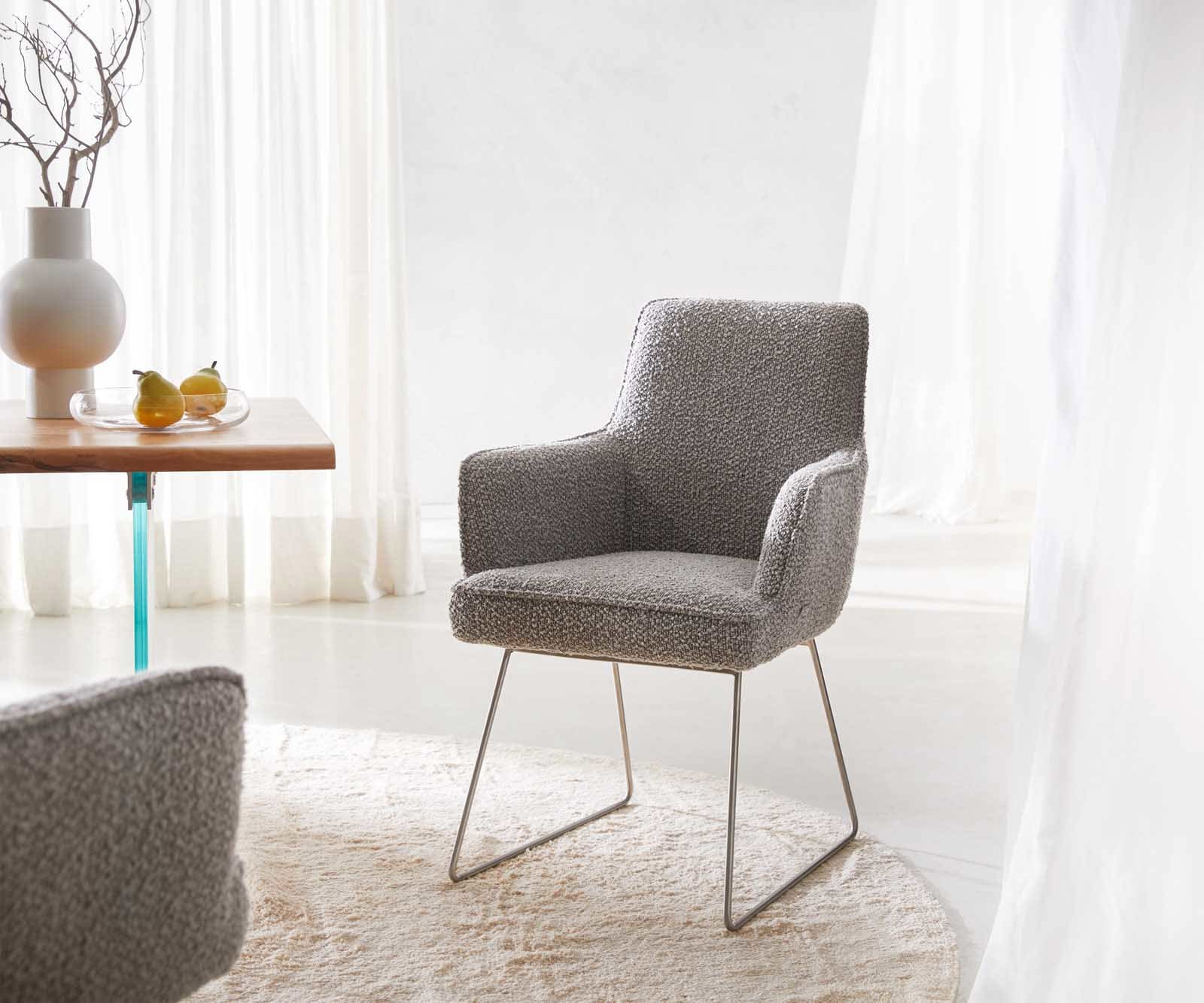 Chaise-de-salle-à-manger Heira-Flex avec accoudoirs bouclé gris argenté pied trapèze acier inoxydable brossé ressorts ensachés Chaise-de-salle-à-manger Heira-Flex avec accoudoirs bouclé gris argenté pied trapèze acier inoxydable brossé ressorts ensachés