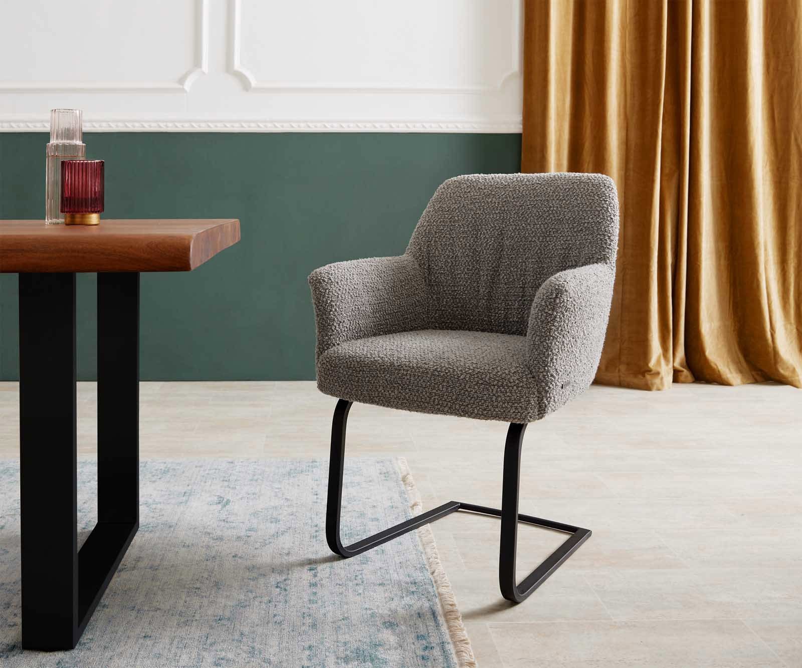 Cantilever Xana-Flex avec accoudoirs bouclé gris argenté pied cantilever plat noir ressorts ensachés Cantilever Xana-Flex avec accoudoirs bouclé gris argenté pied cantilever plat noir ressorts ensachés