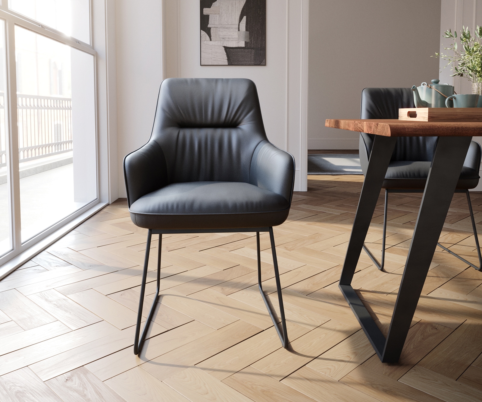 Chaise-de-salle-à-manger Zelia-Flex avec accoudoirs cuir de vache noir pied trapèze noir ressorts ensachés 1 Chaise-de-salle-à-manger Zelia-Flex avec accoudoirs cuir de vache noir pied trapèze noir ressorts ensachés 1