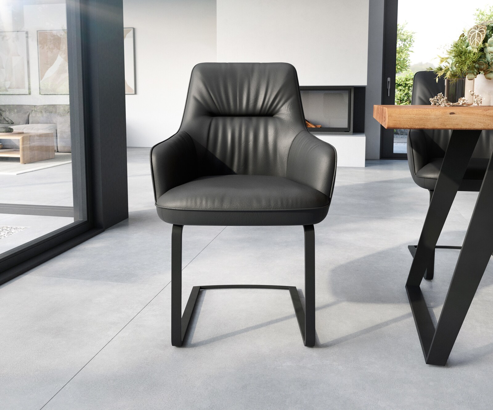 Cantilever Zelia-Flex avec accoudoirs cuir de vache noir pied cantilever plat noir ressorts ensachés 1