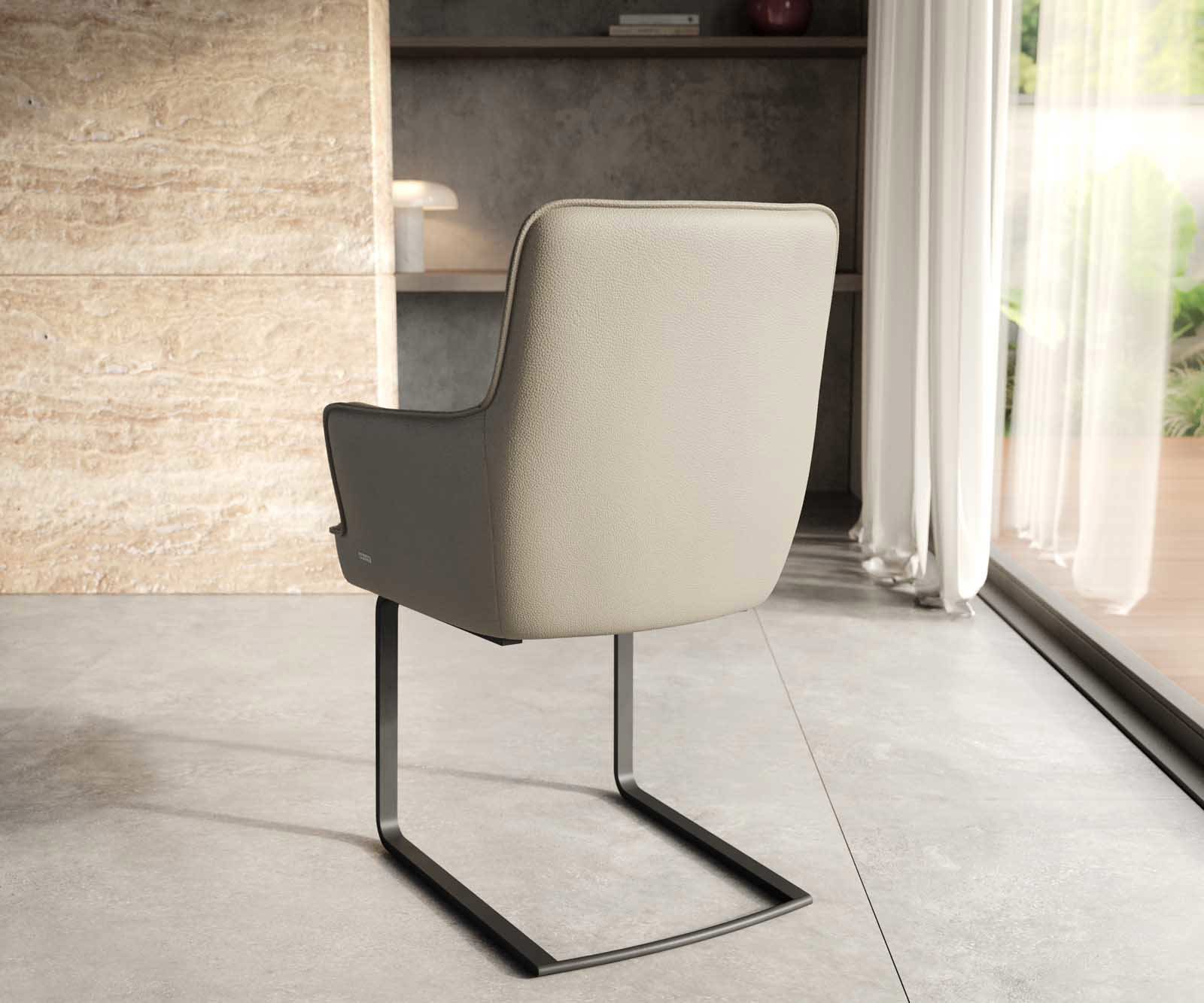 Cantilever Heira-Flex avec accoudoirs cuir de vache couleur boue pied cantilever plat noir ressorts ensachés 3 Cantilever Heira-Flex avec accoudoirs cuir de vache couleur boue pied cantilever plat noir ressorts ensachés 3