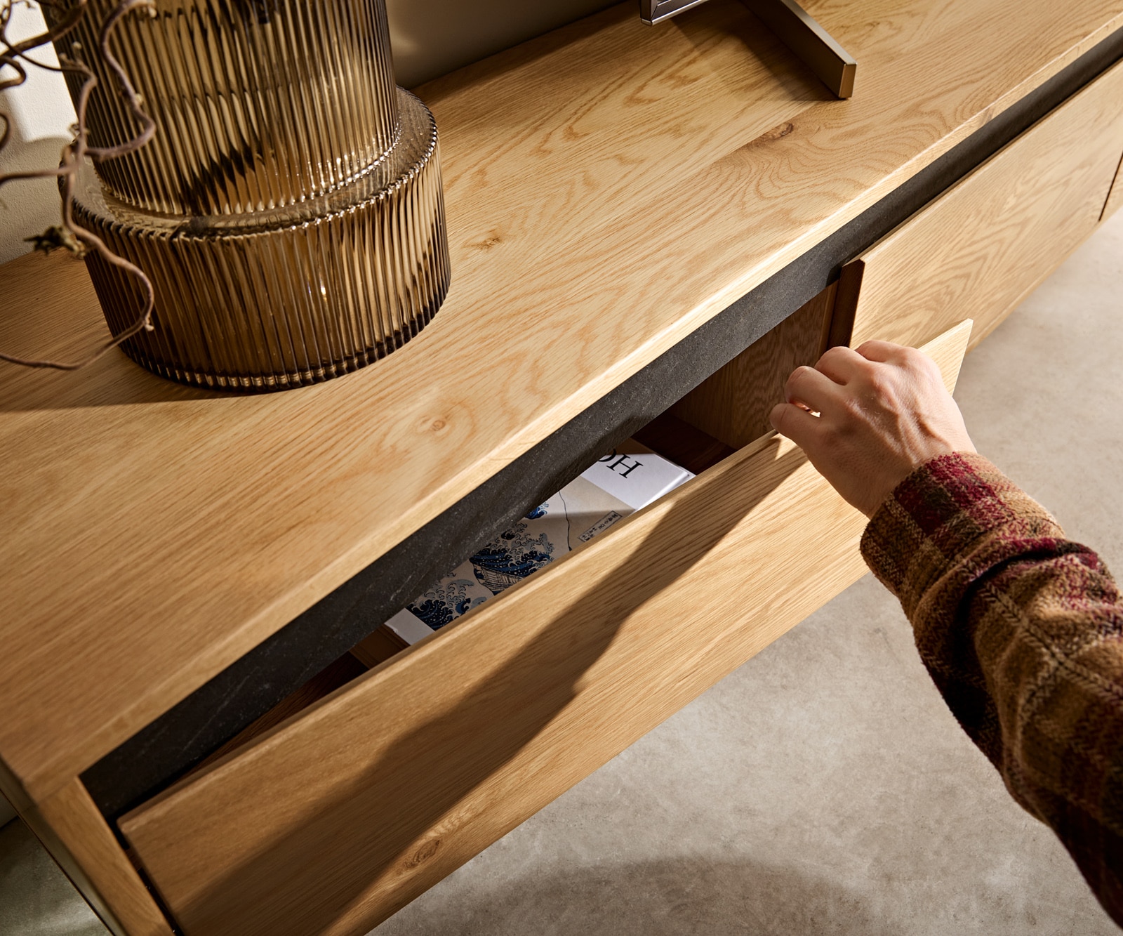 Meuble-TV Stonegrace 240 cm chêne naturel 4 portes pied ovale inoxydable 3 Meuble-TV Stonegrace 240 cm chêne naturel 4 portes pied ovale inoxydable 3