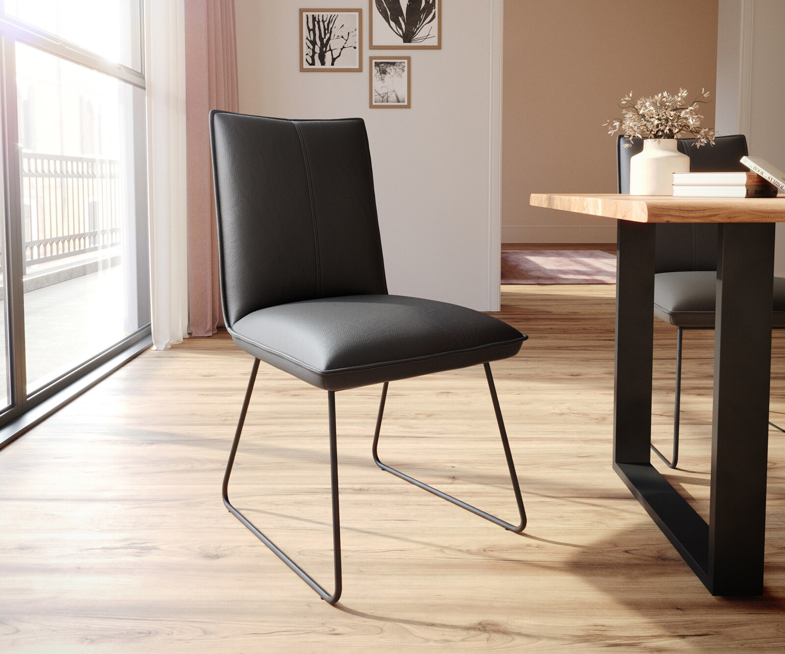 Chaise-de-salle-à-manger Lelio-Flex cuir de vache noir pied trapèze noir ressorts ensachés