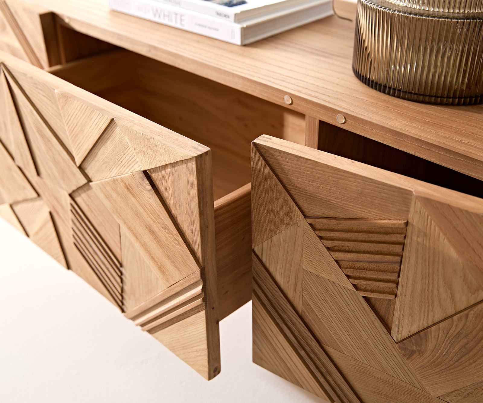 Meuble-TV Eldoria 220 cm orme naturel effet 3D 2 portes 2 tiroirs pied équerre inoxydable 4 Meuble-TV Eldoria 220 cm orme naturel effet 3D 2 portes 2 tiroirs pied équerre inoxydable 4