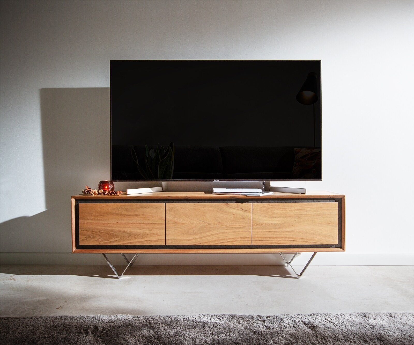 Buffet bas Stonegrace 145 cm acacia nature 3 portes placage en pierre pieds en V 1