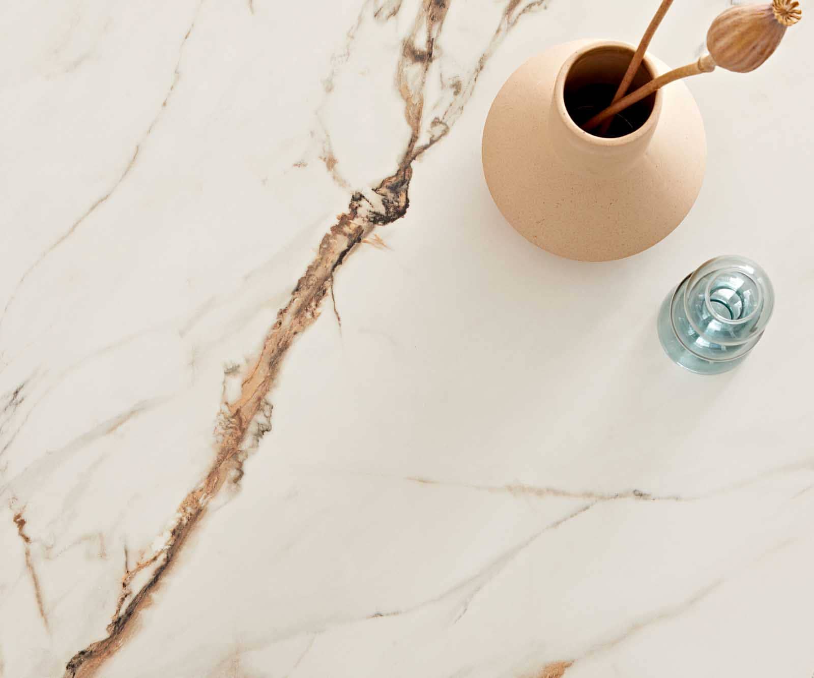 Table-basse Ekrem 65x65 cm céramique Calacatta Luxe blanc-or-gris piètement croisé rond métal effet titane 7