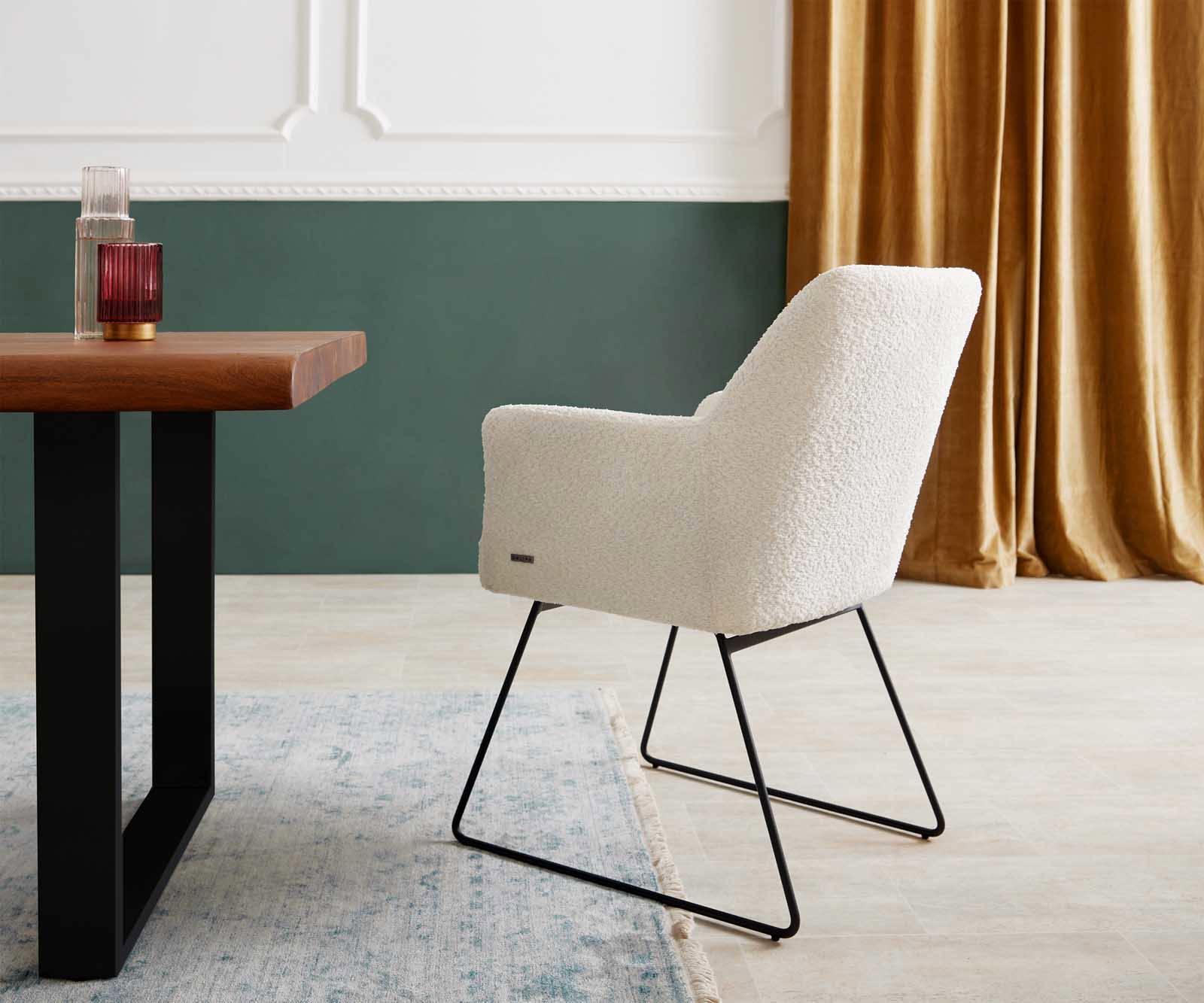 Chaise-de-salle-à-manger Xana-Flex avec accoudoirs bouclé blanc pied trapèze noir ressorts ensachés 4 Chaise-de-salle-à-manger Xana-Flex avec accoudoirs bouclé blanc pied trapèze noir ressorts ensachés 4