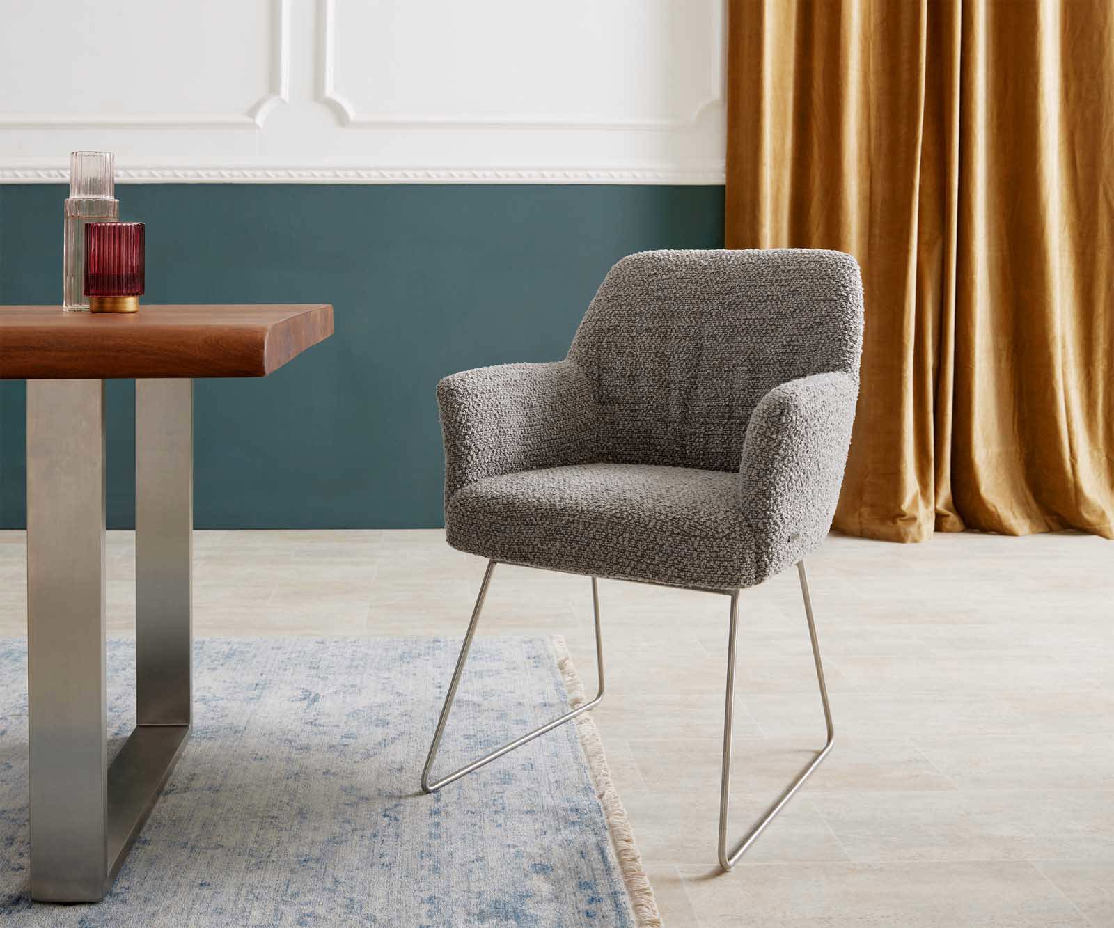 Chaise-de-salle-à-manger Xana-Flex avec accoudoirs bouclé gris argenté pied trapèze acier inoxydable brossé ressorts ensachés