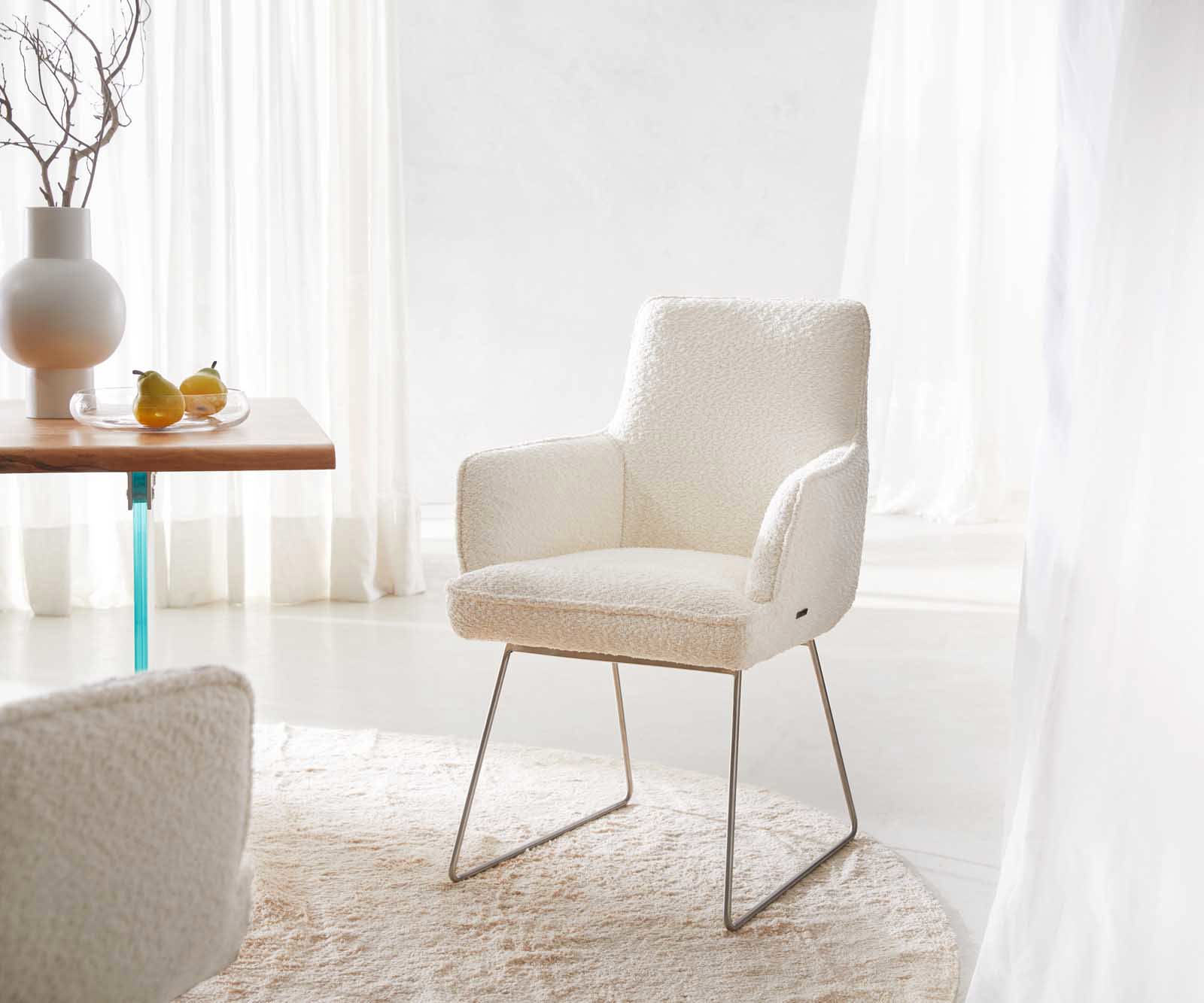 Chaise-de-salle-à-manger Heira-Flex avec accoudoirs bouclé blanc pied trapèze acier inoxydable brossé ressorts ensachés