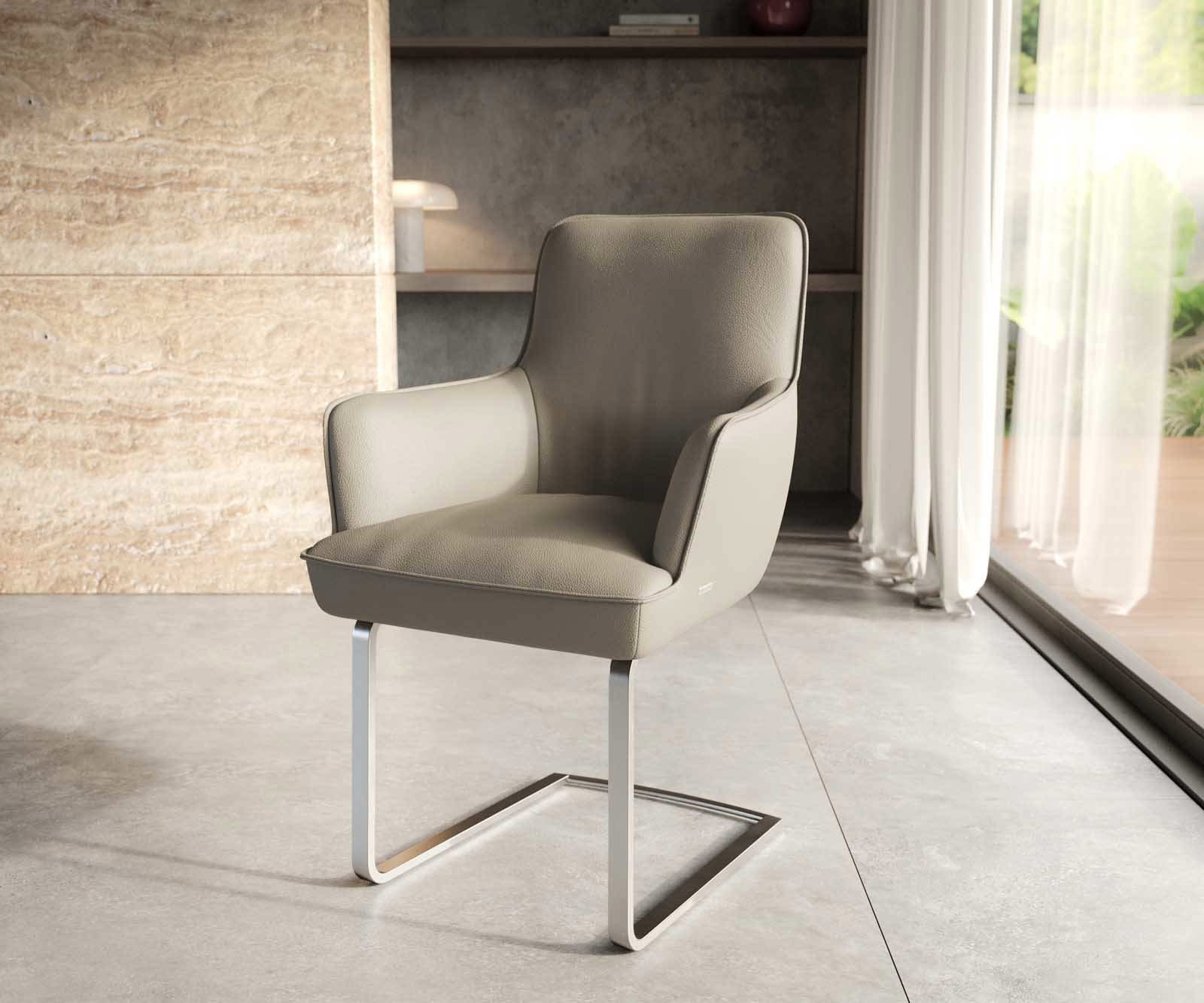 Cantilever Heira-Flex avec accoudoirs cuir de vache couleur boue pied cantilever plat acier inoxydable brossé ressorts ensachés Cantilever Heira-Flex avec accoudoirs cuir de vache couleur boue pied cantilever plat acier inoxydable brossé ressorts ensachés