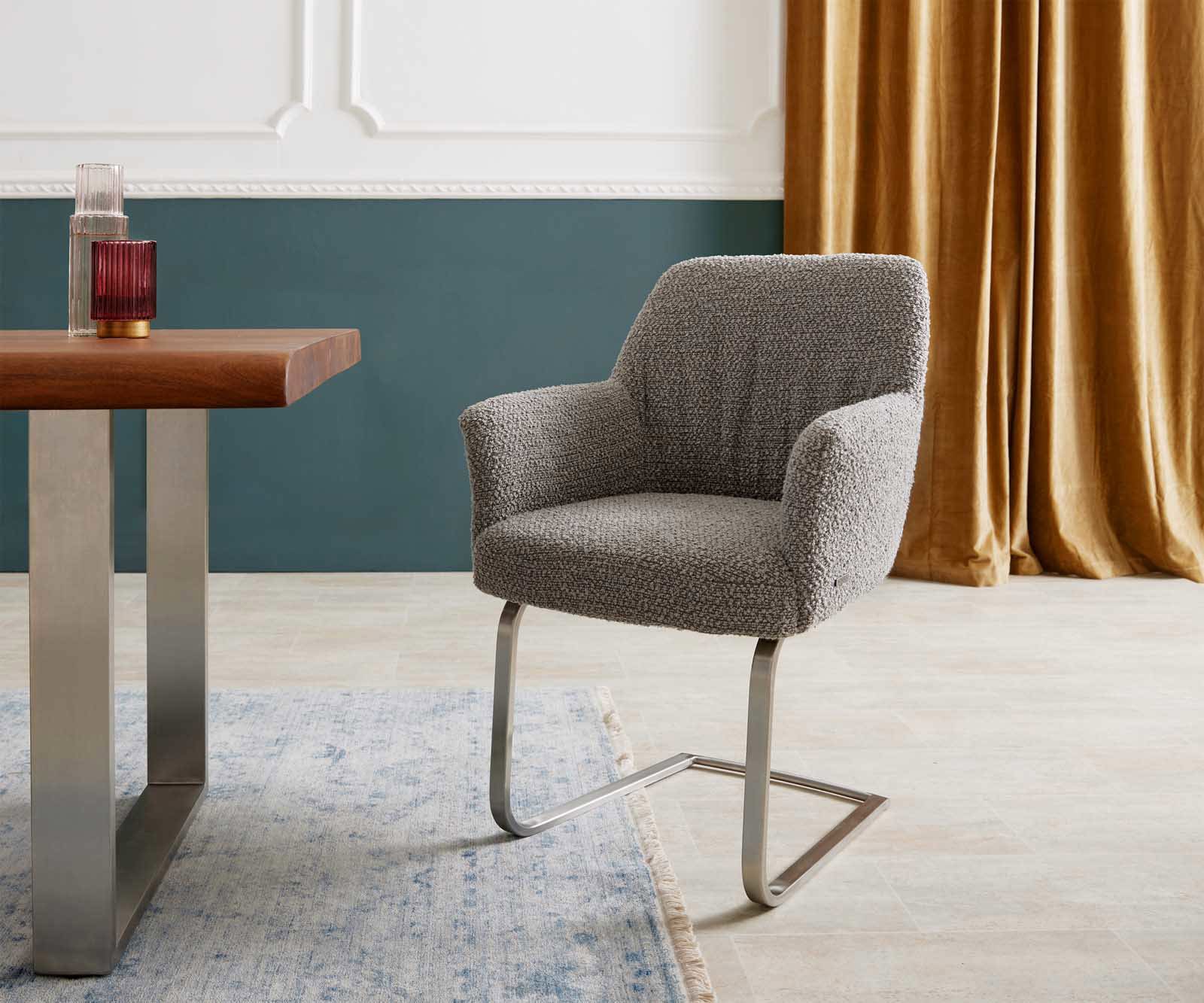 Cantilever Xana-Flex avec accoudoirs bouclé gris argenté pied cantilever plat acier inoxydable brossé ressorts ensachés