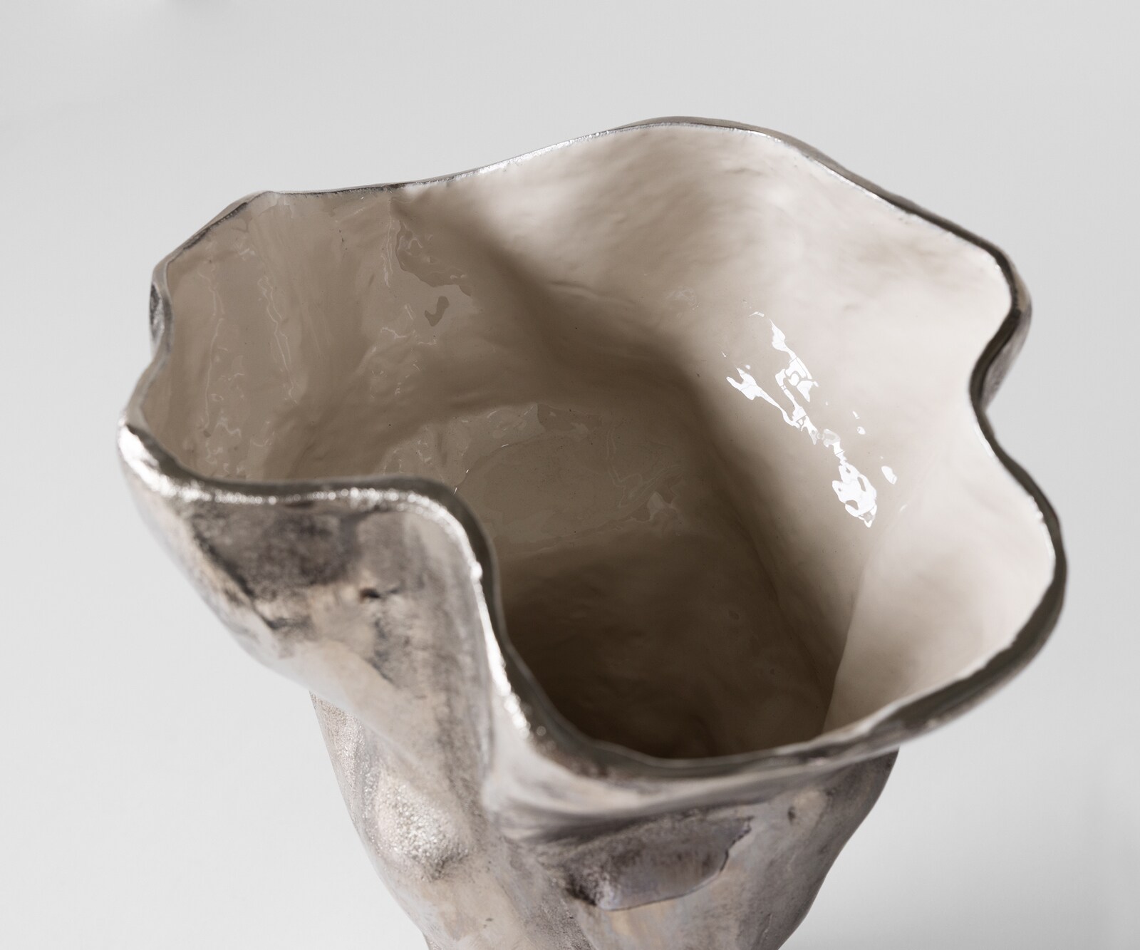 Vase Mimoro l28 x P24 x H38 cm Aluminium Platin Opal Fait main 4
